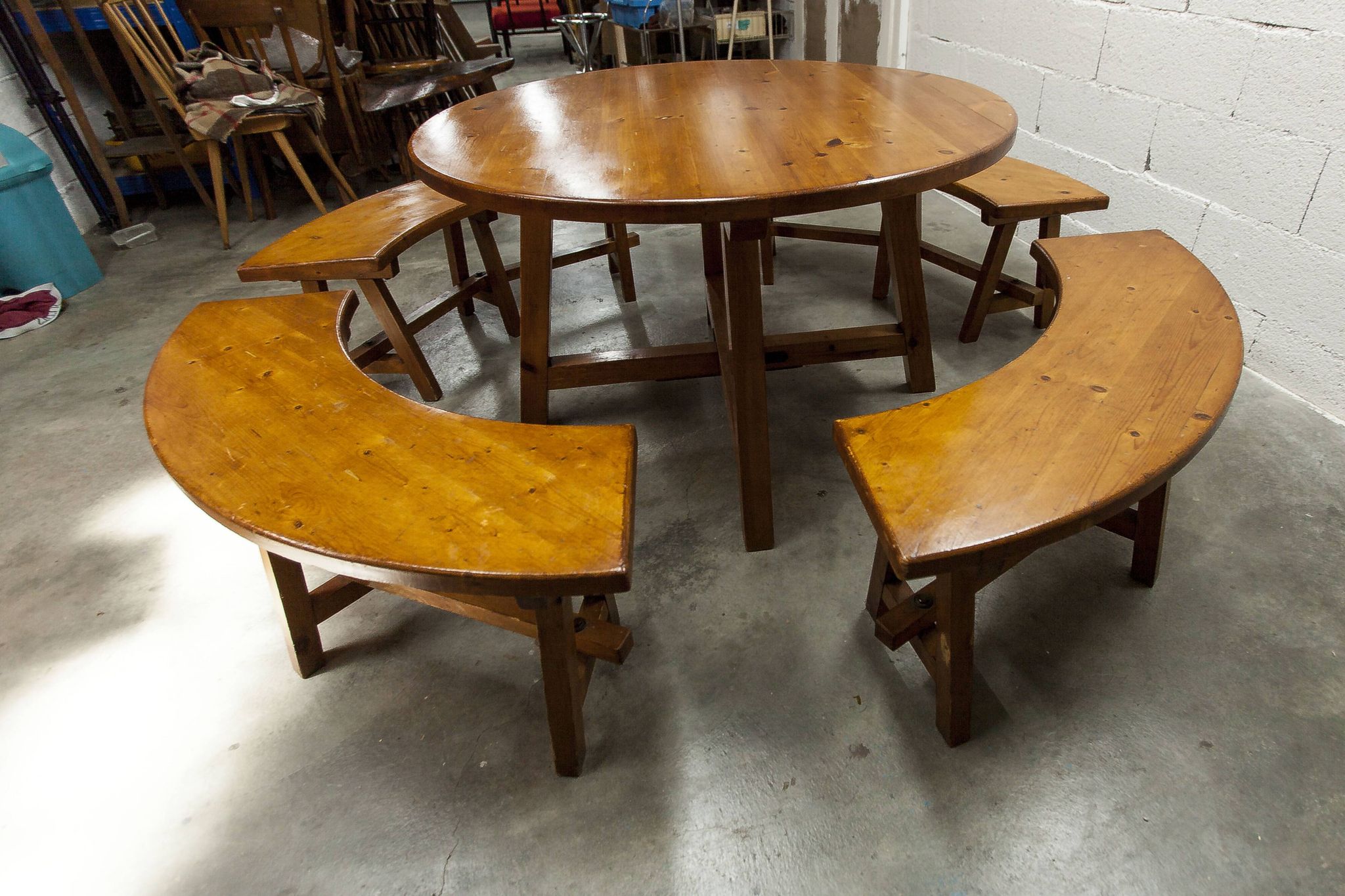 Brutalist ensemble round table 113cm and its 4 rounded stools 1960