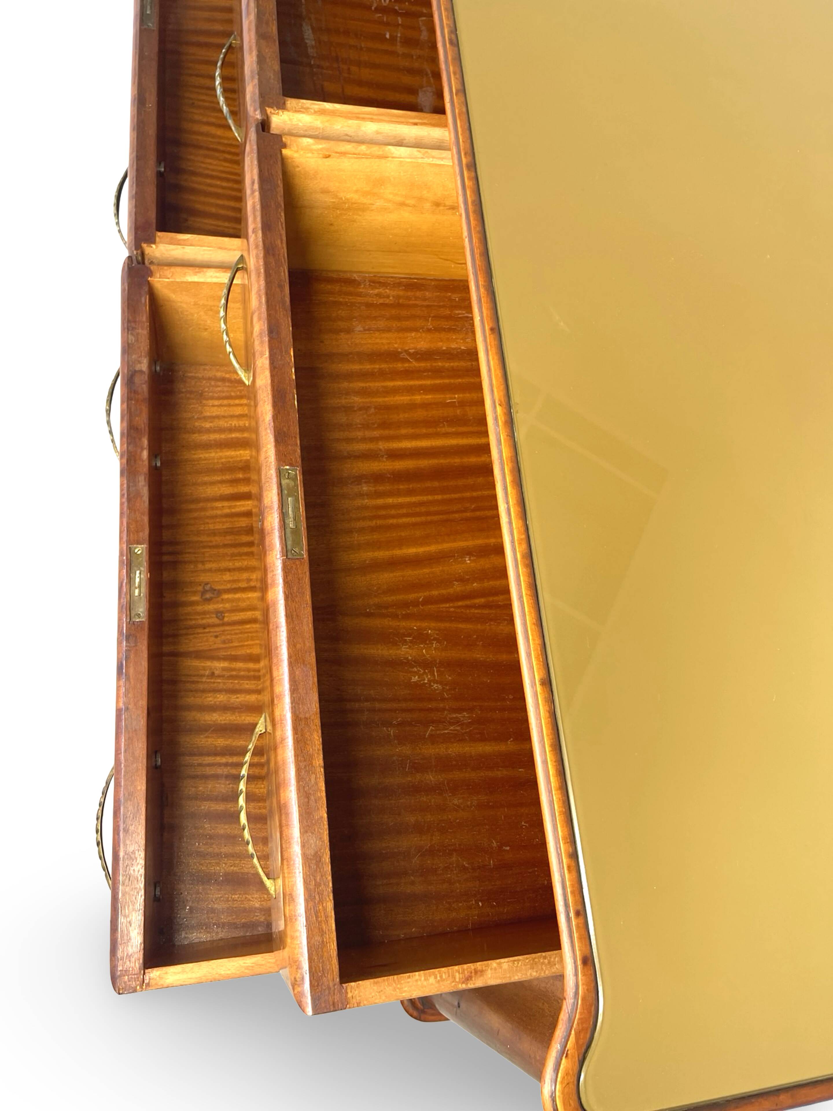 Une commode italienne vintage de style moderne du milieu du siècle