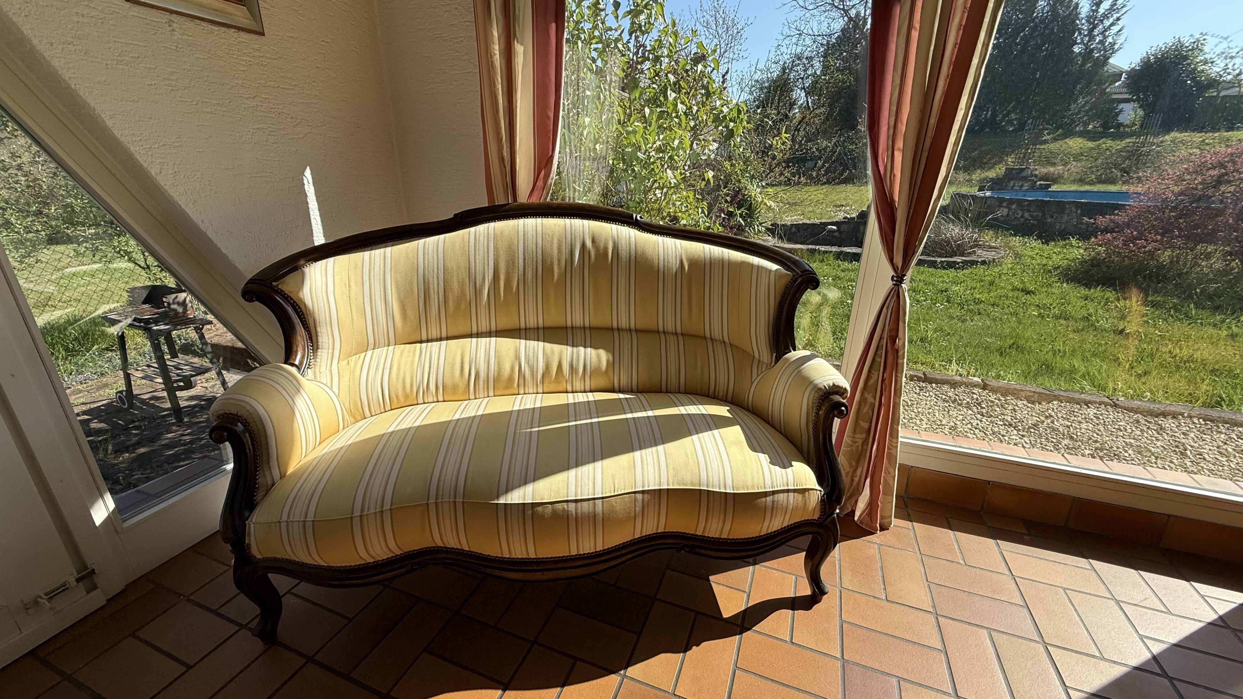 Elegant Louis XV style basket sofa