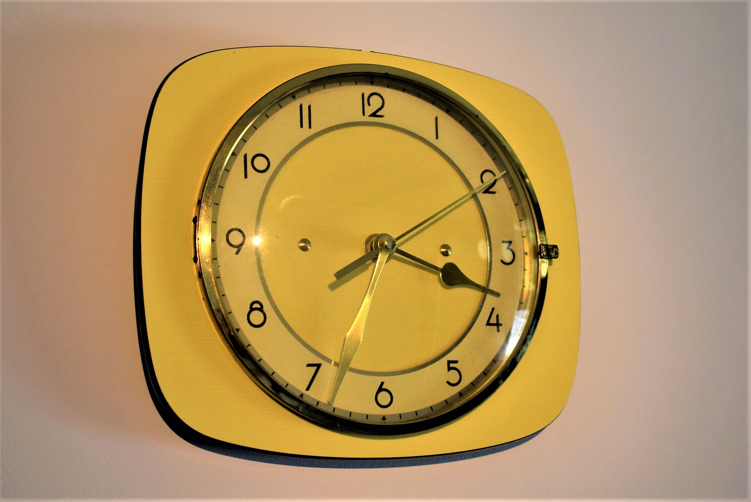 Vintage yellow formica pendulum