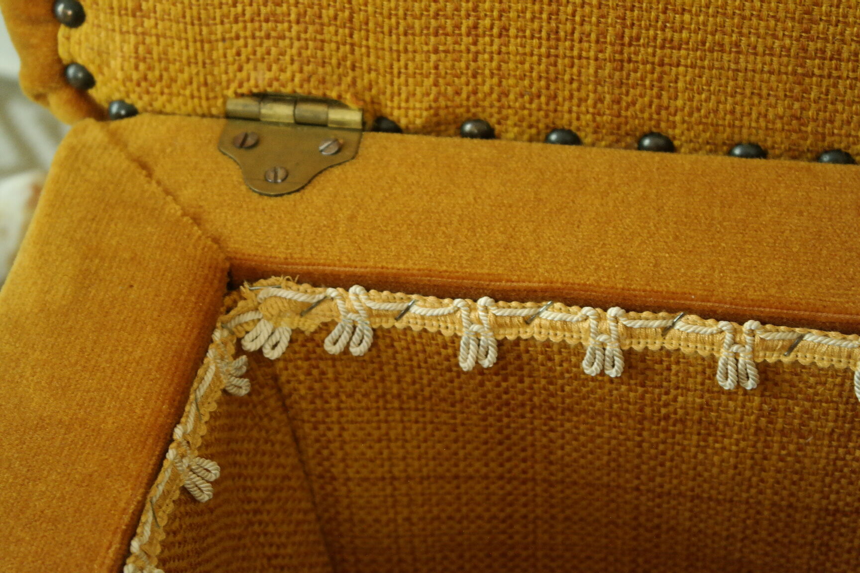 Pouf coffre vintage velours ocre et passementerie