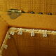 Pouf coffre vintage velours ocre et passementerie