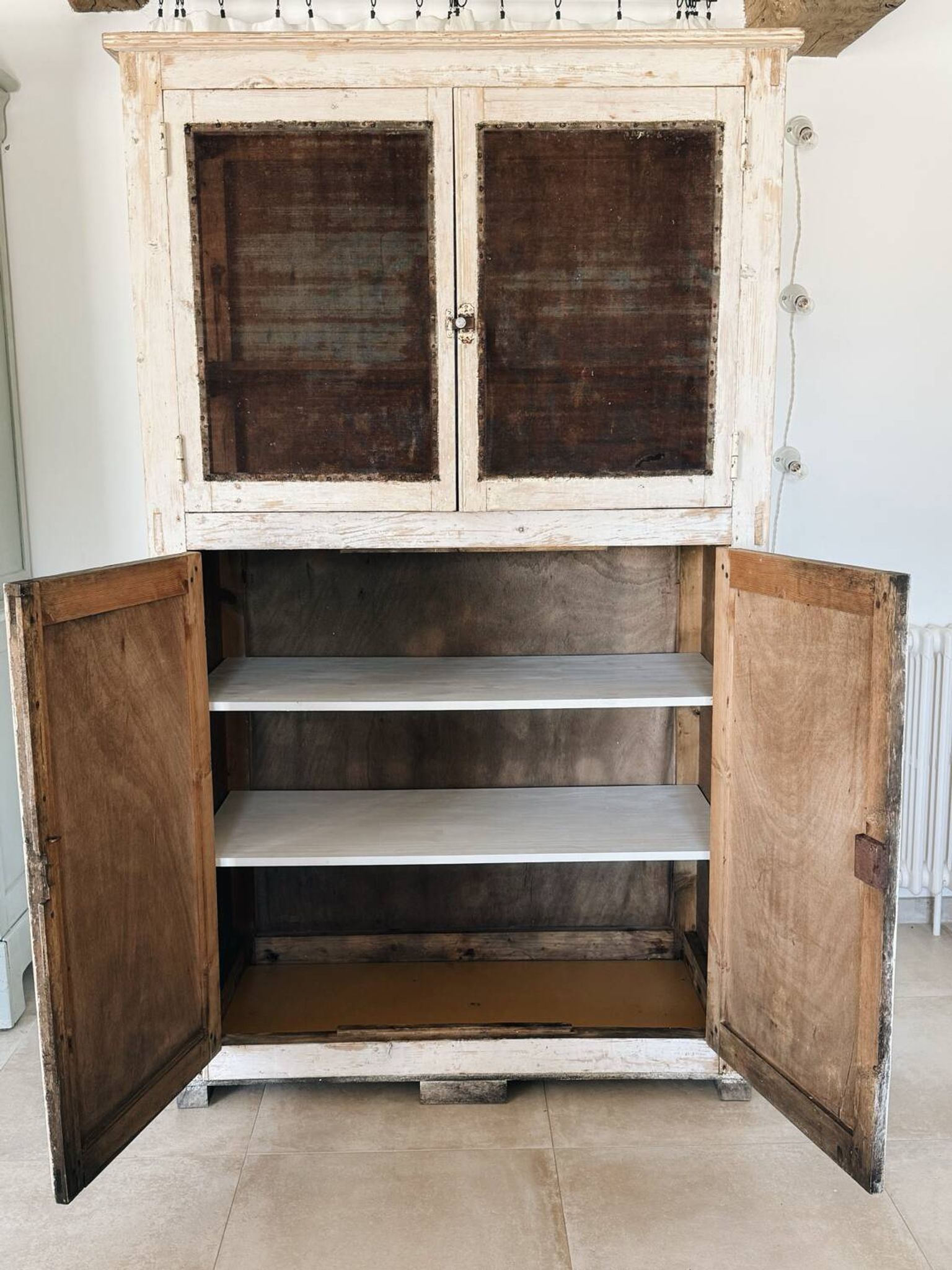 Buffet, vaisselier en bois patiné écru
