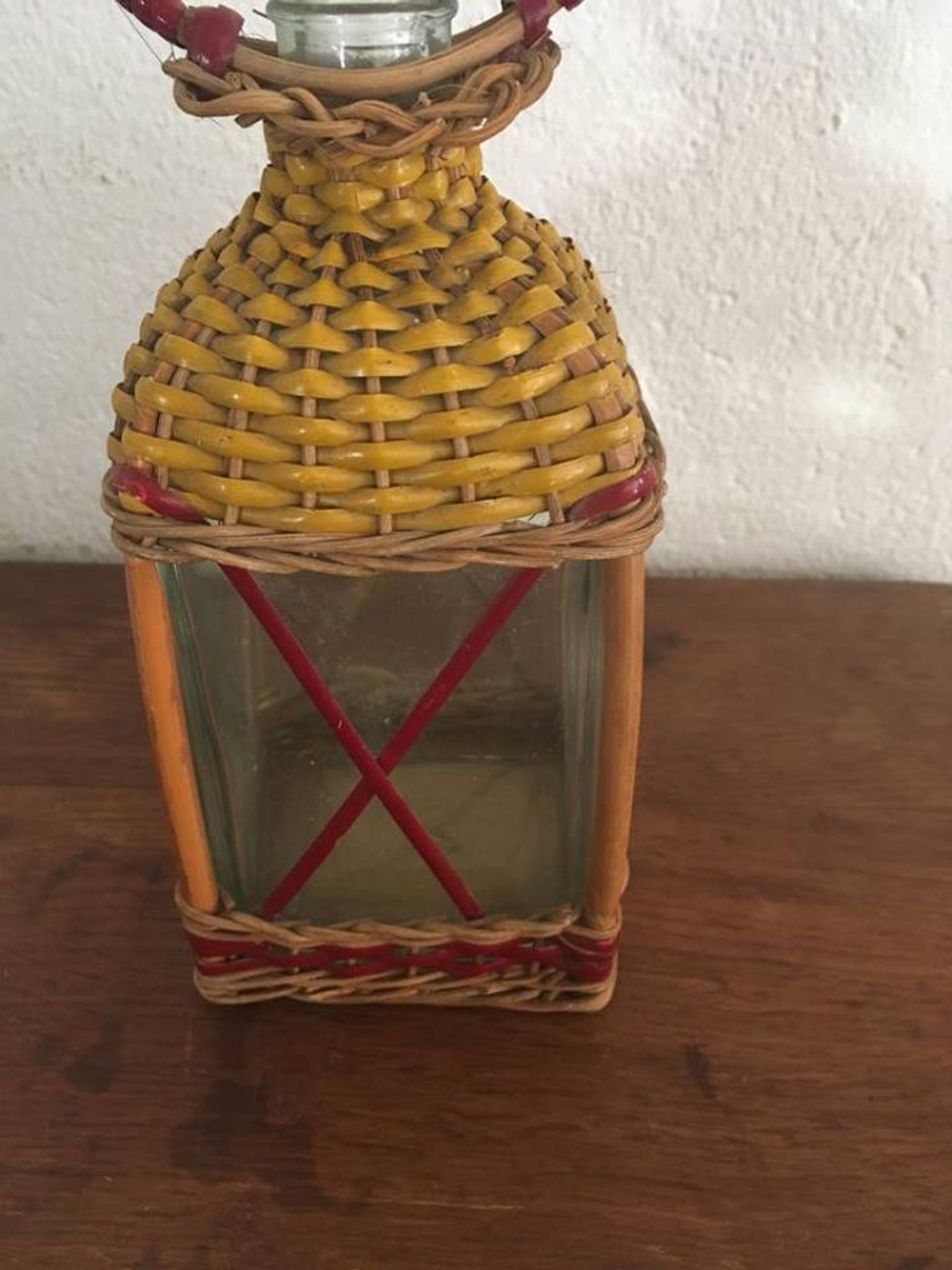 Bottle sheathed on the top and the low d wicker woven