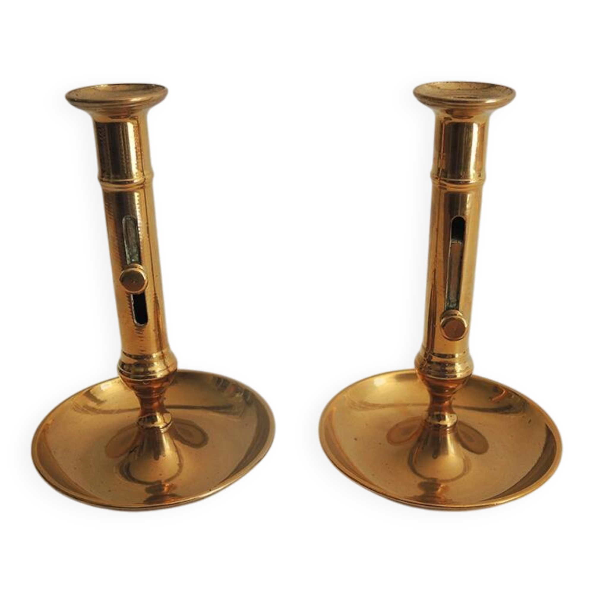 2 anciens bougeoirs poussoir en laiton