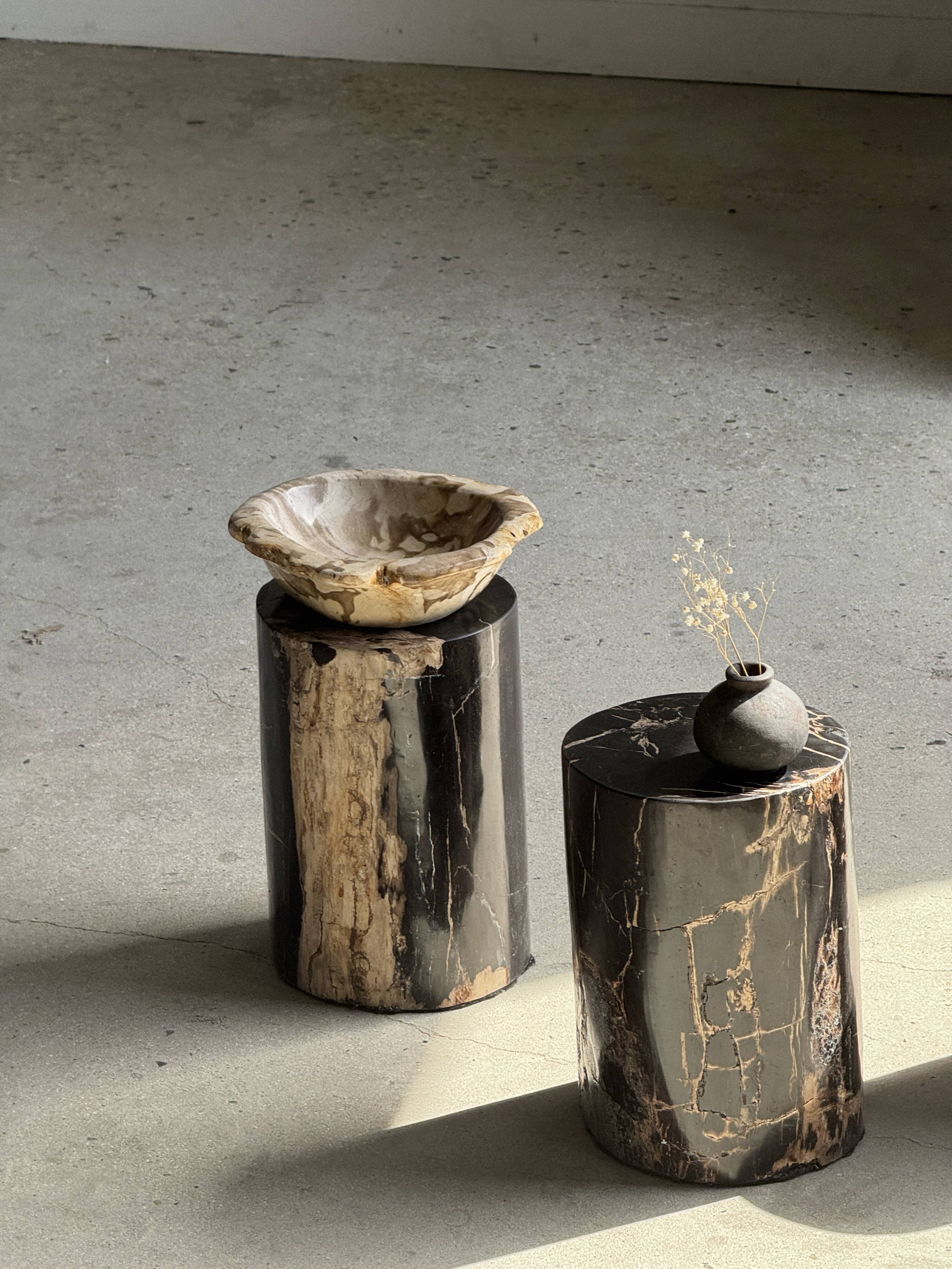 Small side table in black petrified wood with stripes and beige sides H28 D18.