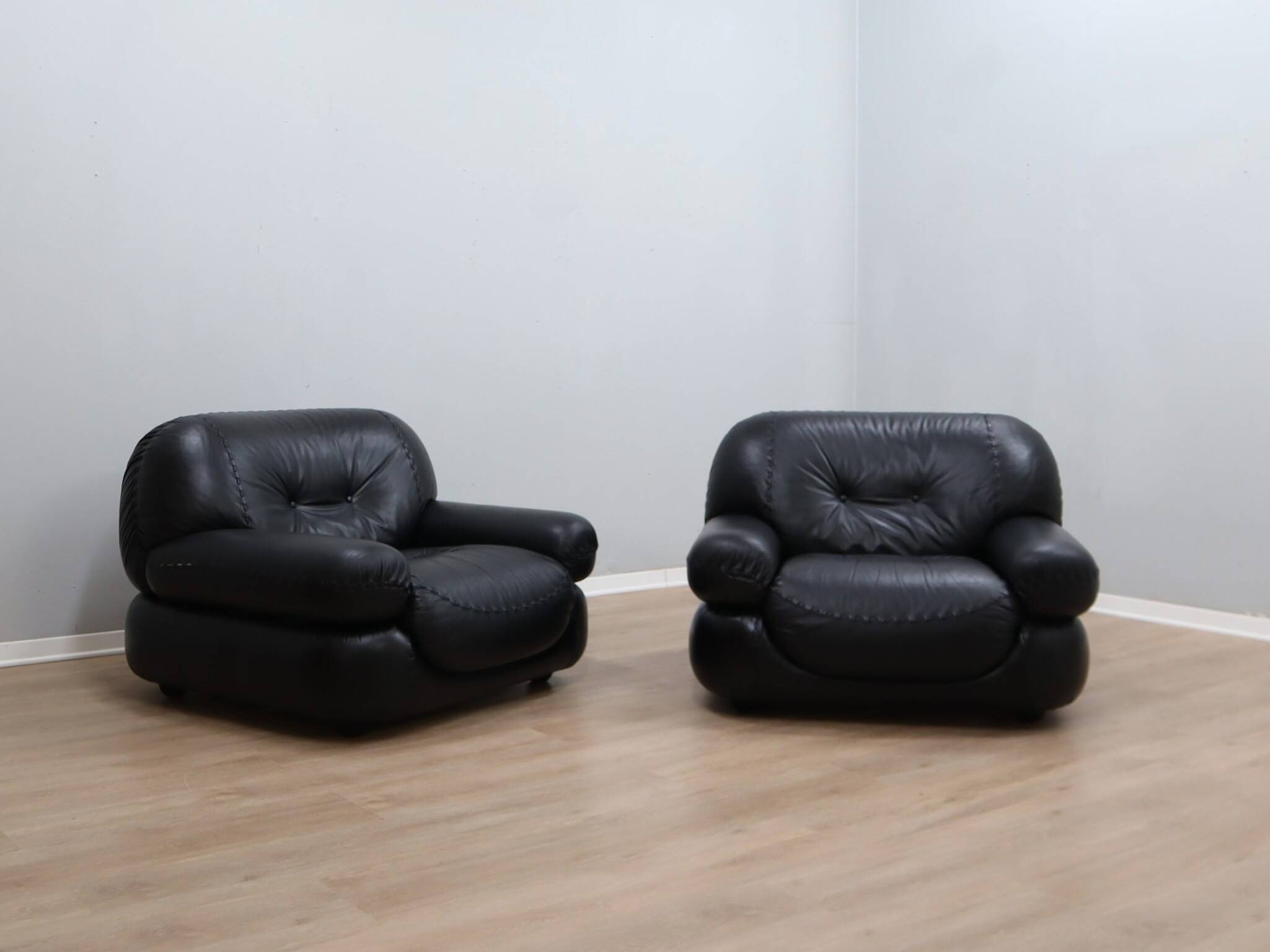 Pair of Mobil Girgi Sapporo armchairs black leather Italy 1970s