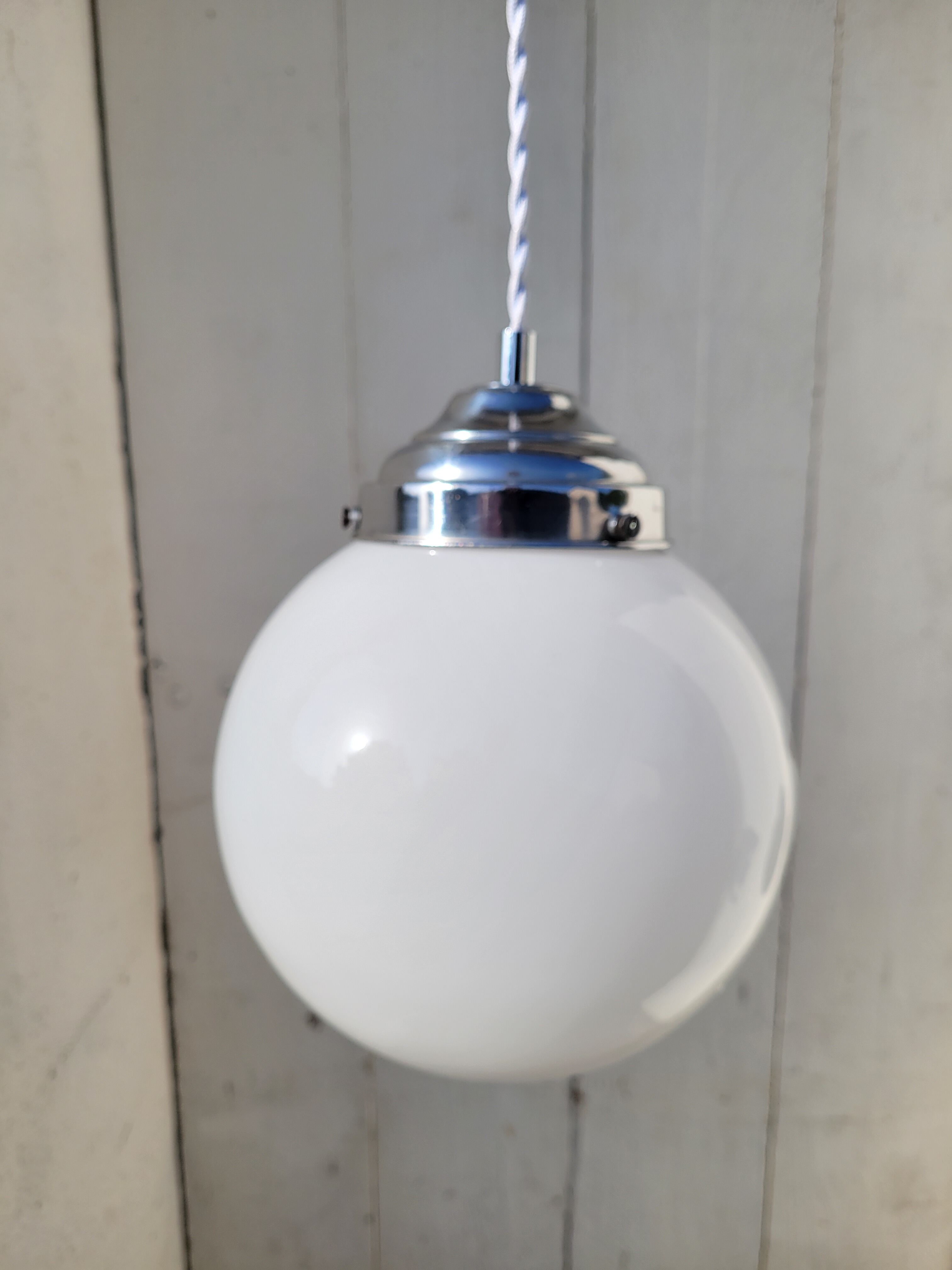 Opaline globe suspension