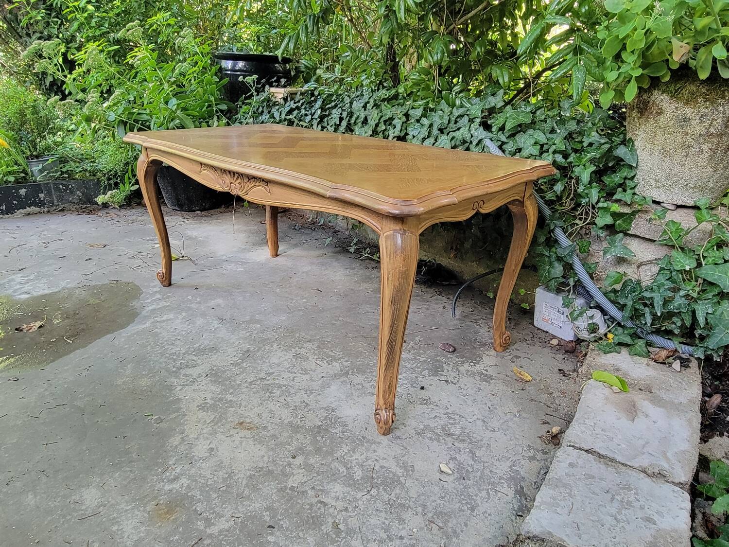 Louis XV coffee table in oak and cherry marquetry.