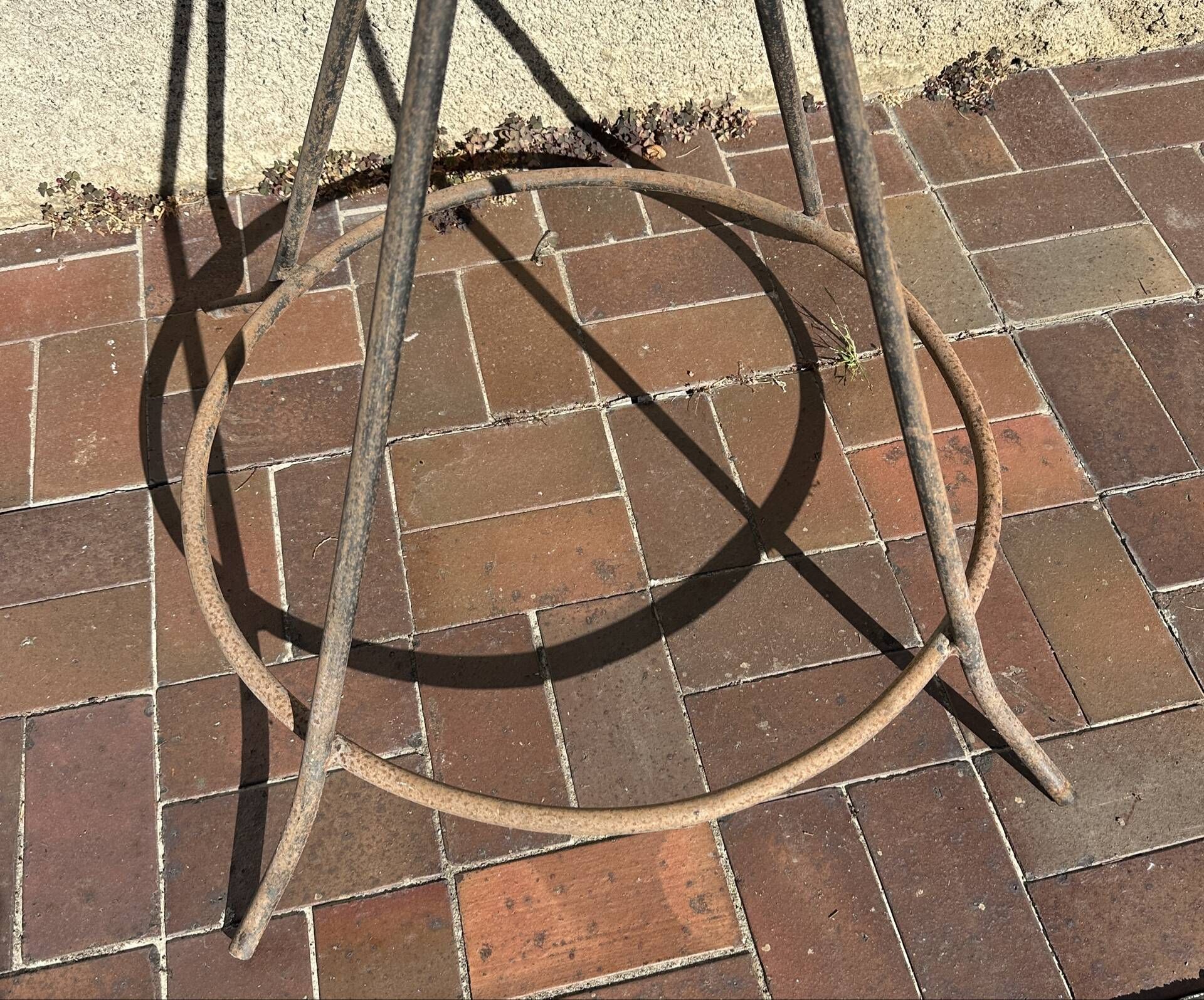 Ancien portemanteau en fer forgé type clé de sol par Roger Féraud