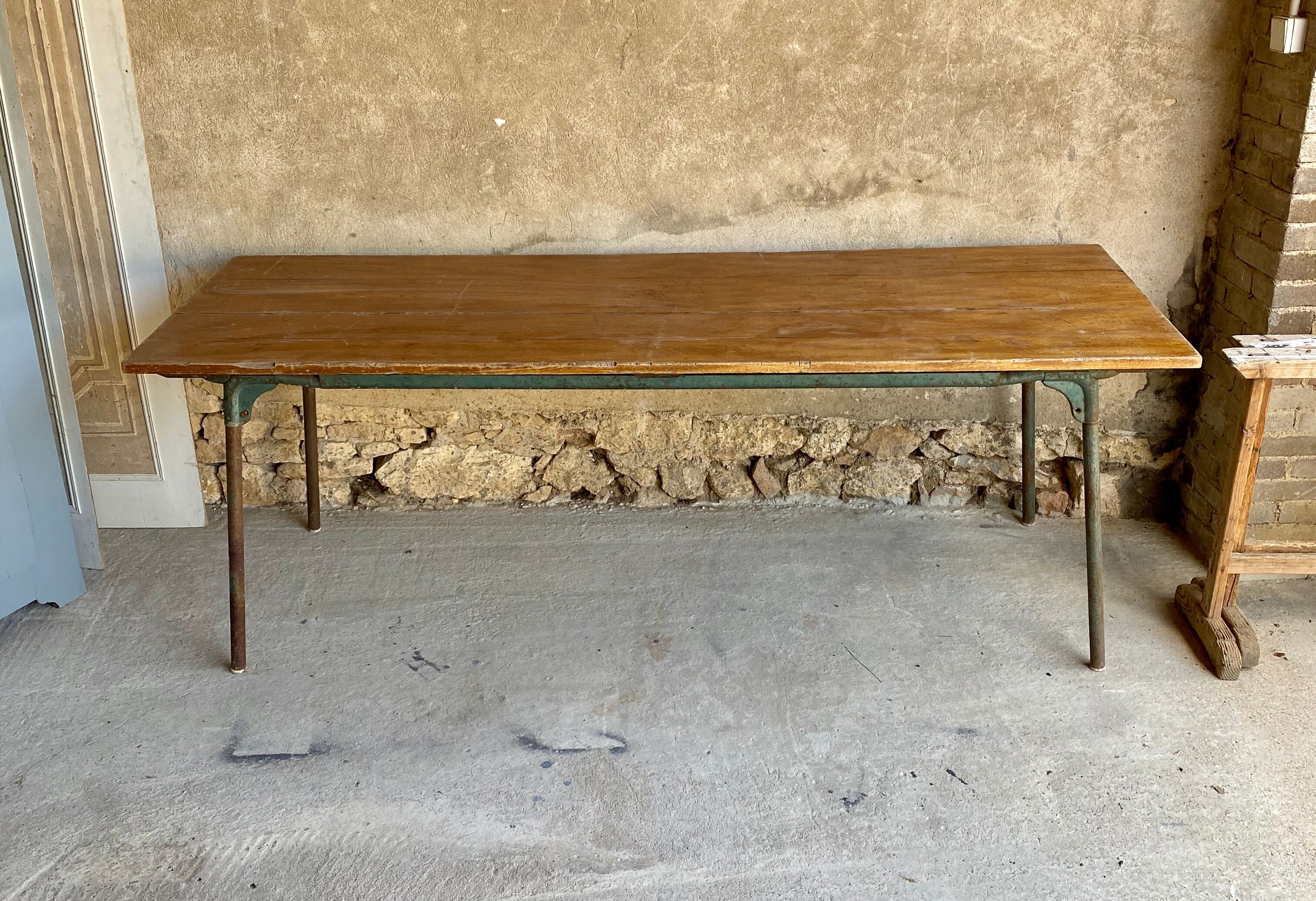 Folding guinguette table