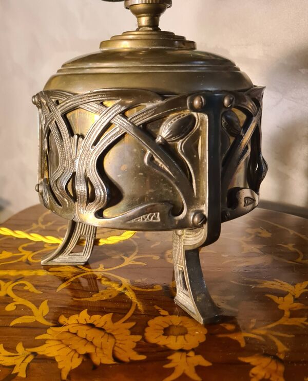 lampe bronze et laiton art nouveau 1900  et un abat jour en pate de verre e