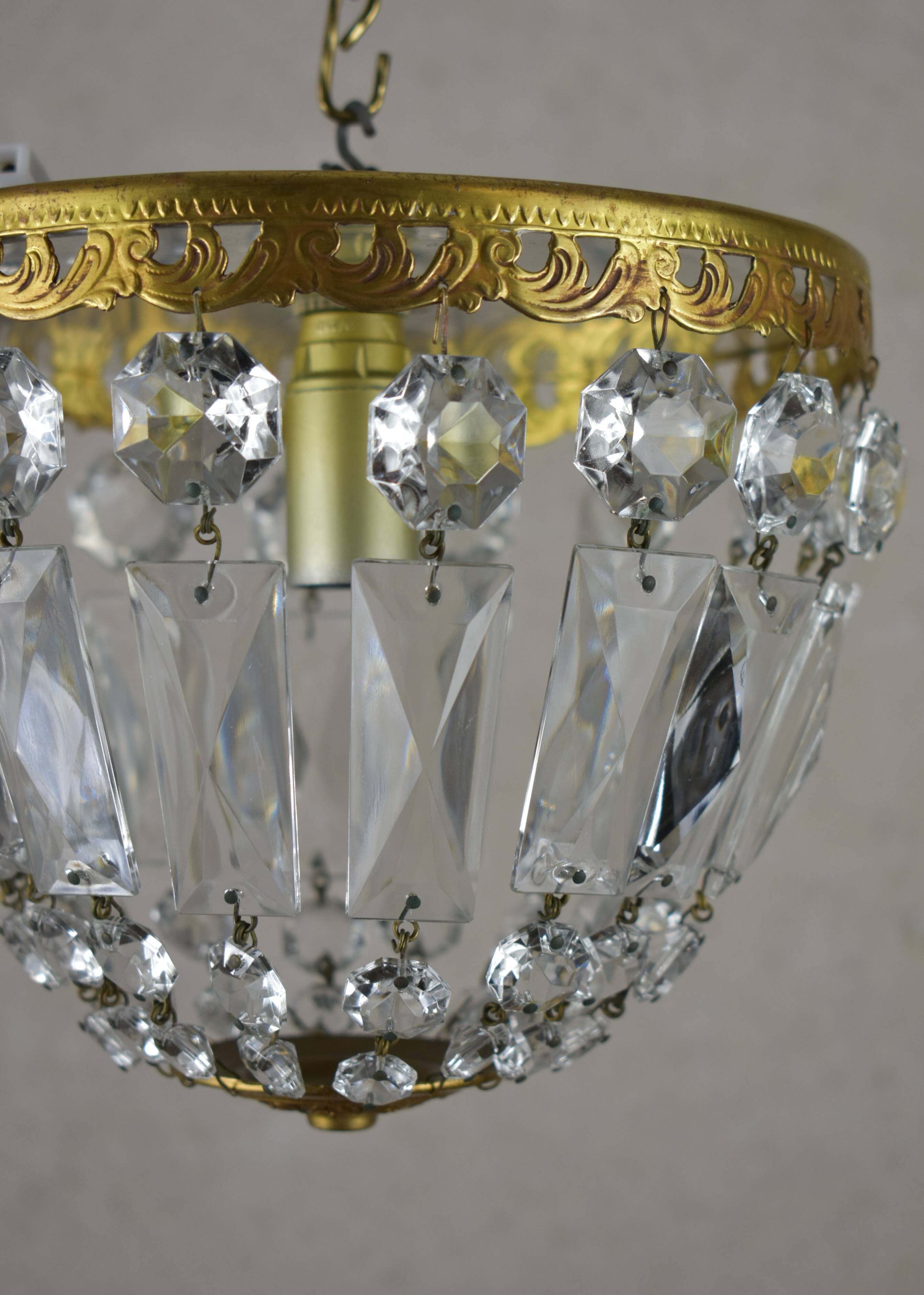 Tassel basket suspension