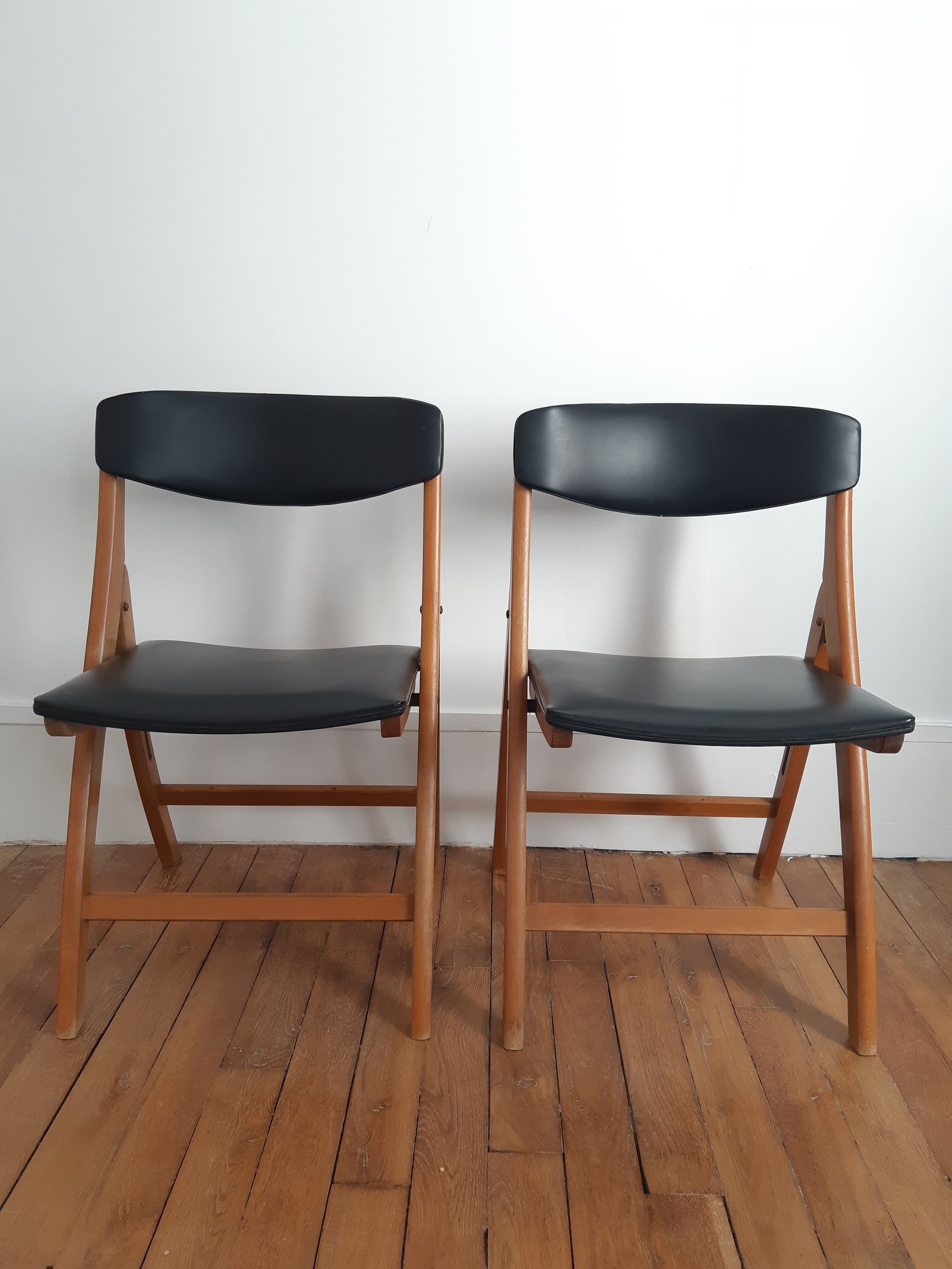 Set of 2 folding chairs in wood and skai