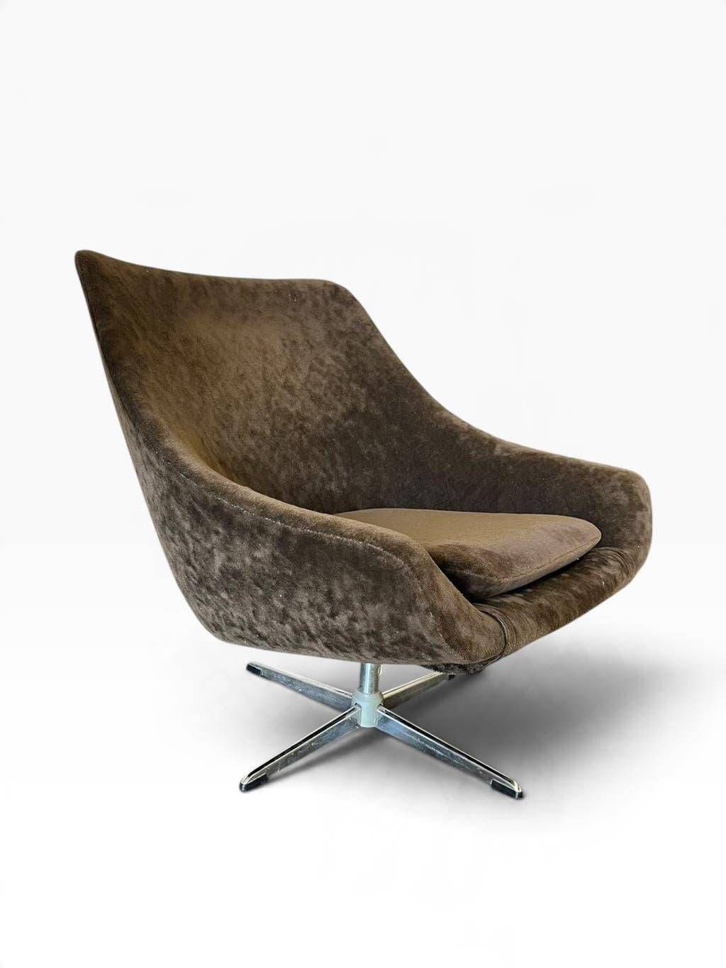 Brown vintage armchair/chair on a star base.