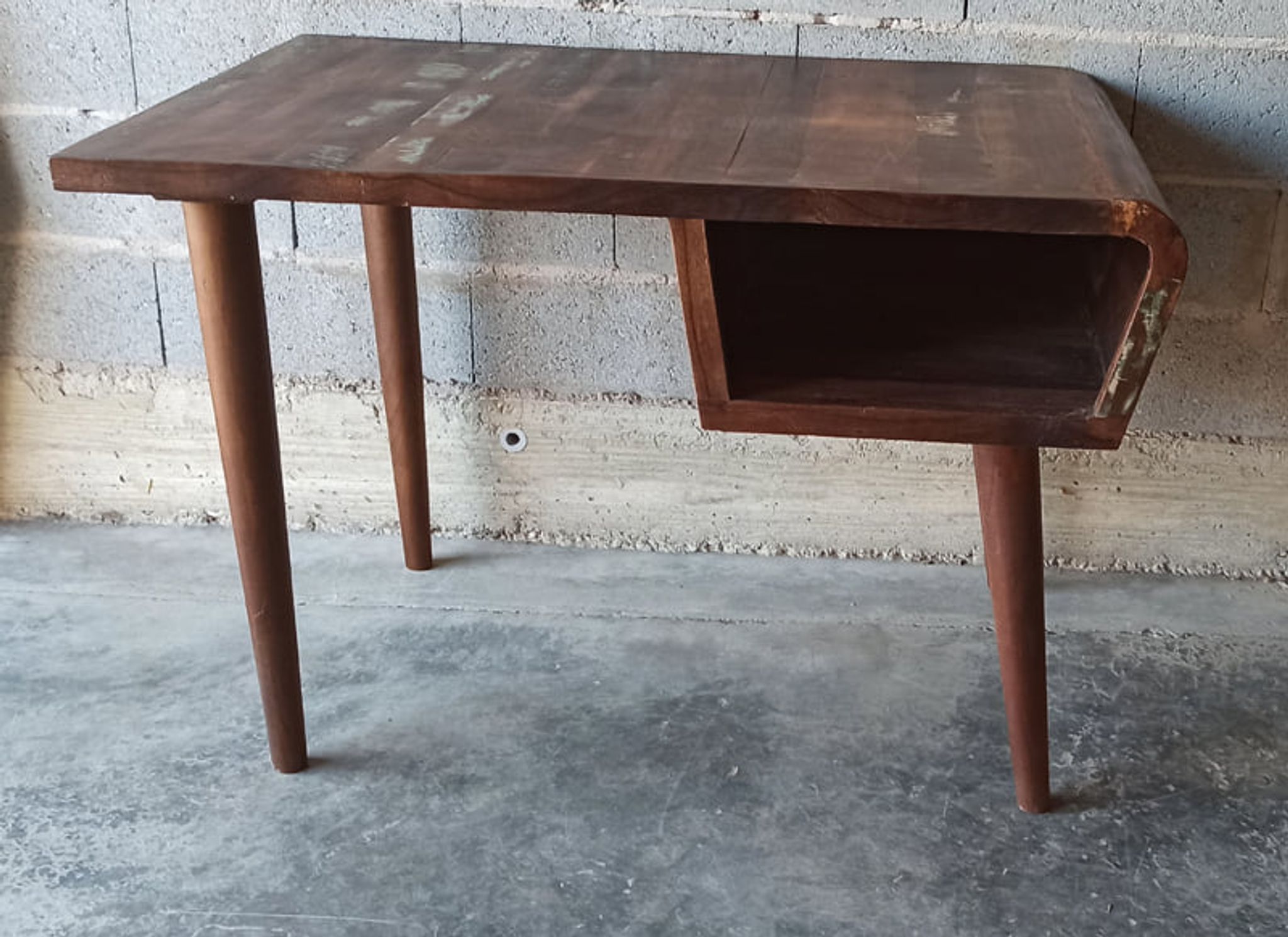 Bureau style art déco avec pieds en biseau