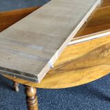 Table ronde à volets Louis Philippe, en noyer avec deux allonges.