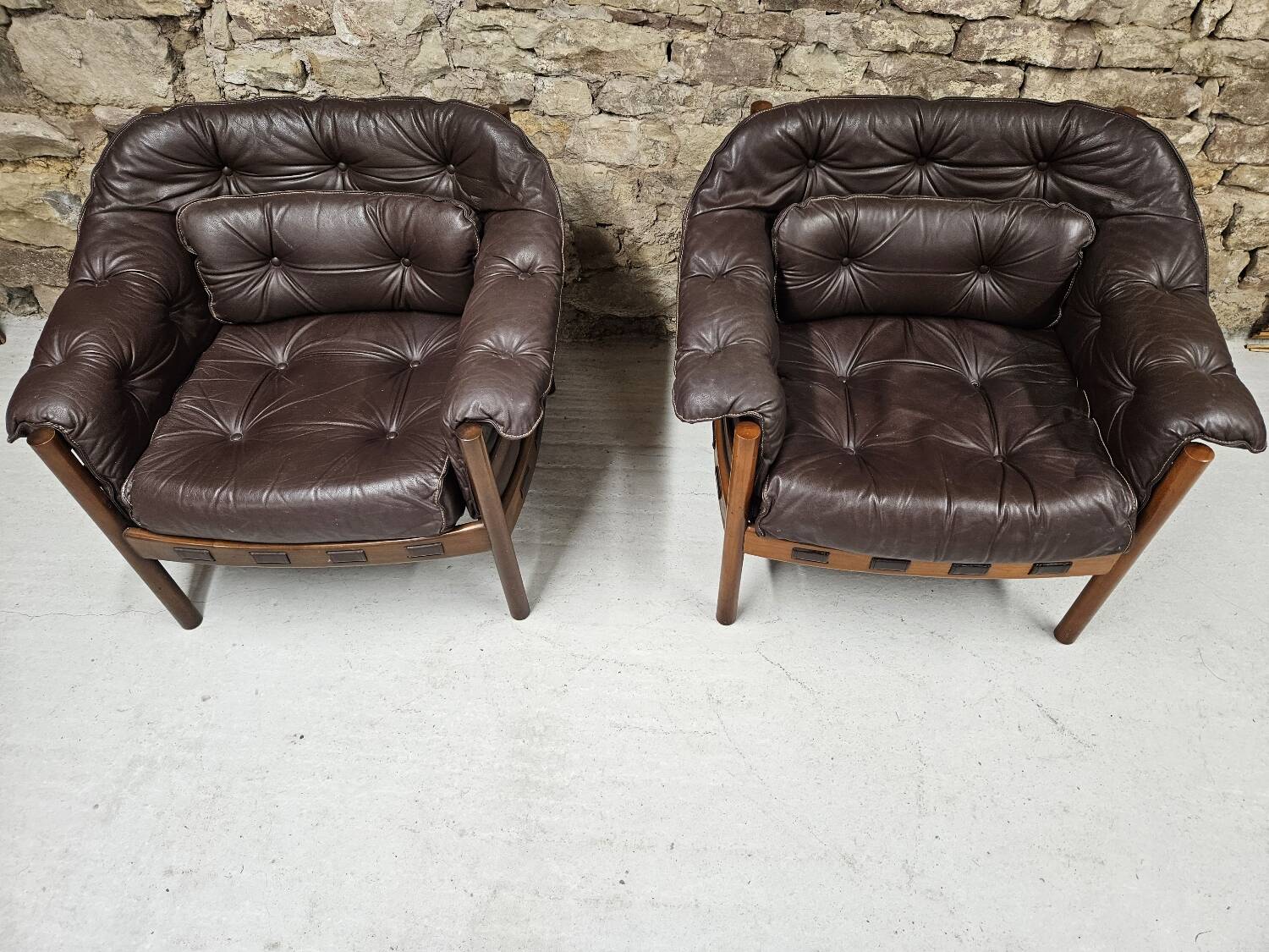 Paire de fauteuil vintage cuir Coja Suède 1960"