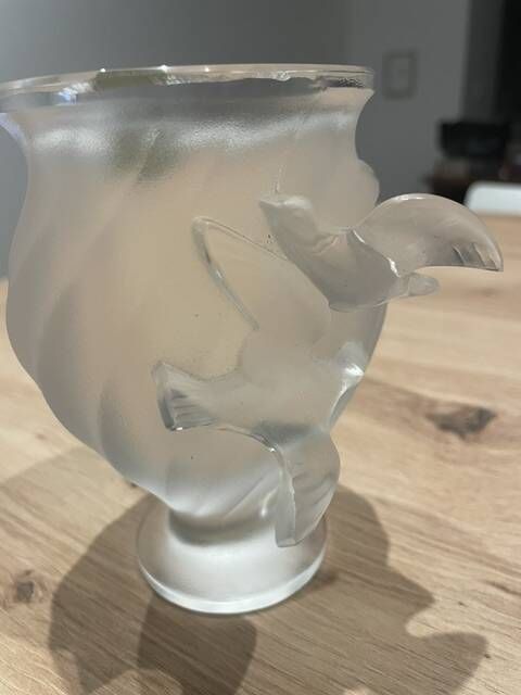 Decorative vase with birds in Lalique crystal, France, signed by the brand.