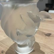 Decorative vase with birds in Lalique crystal, France, signed by the brand.