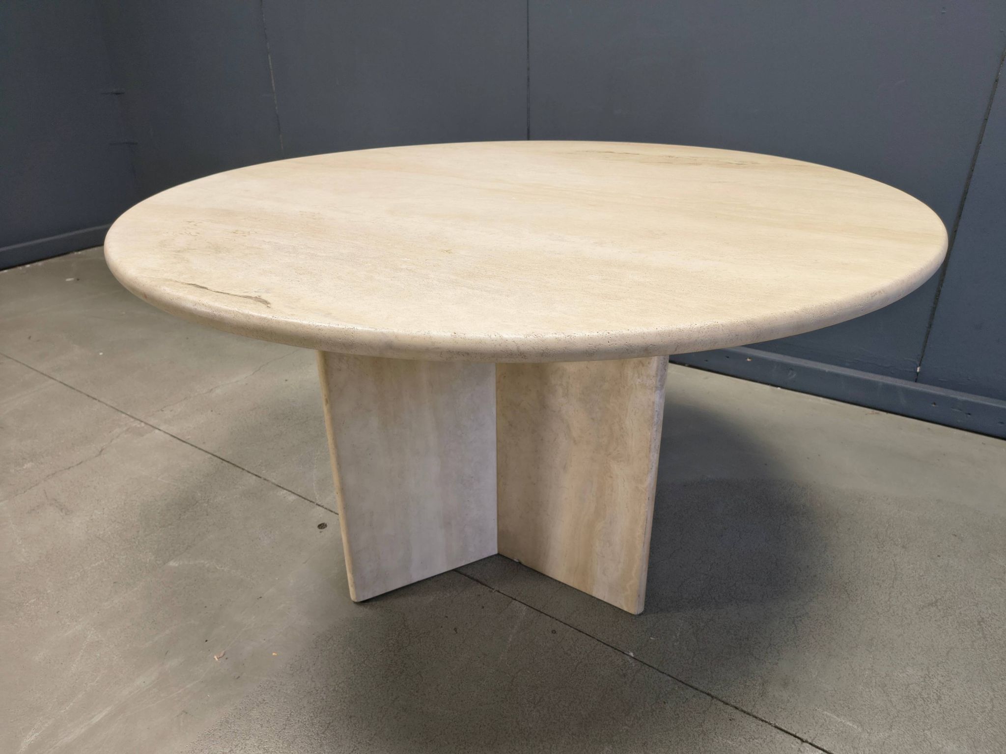 Table à manger ronde en travertin italien des années 1970
