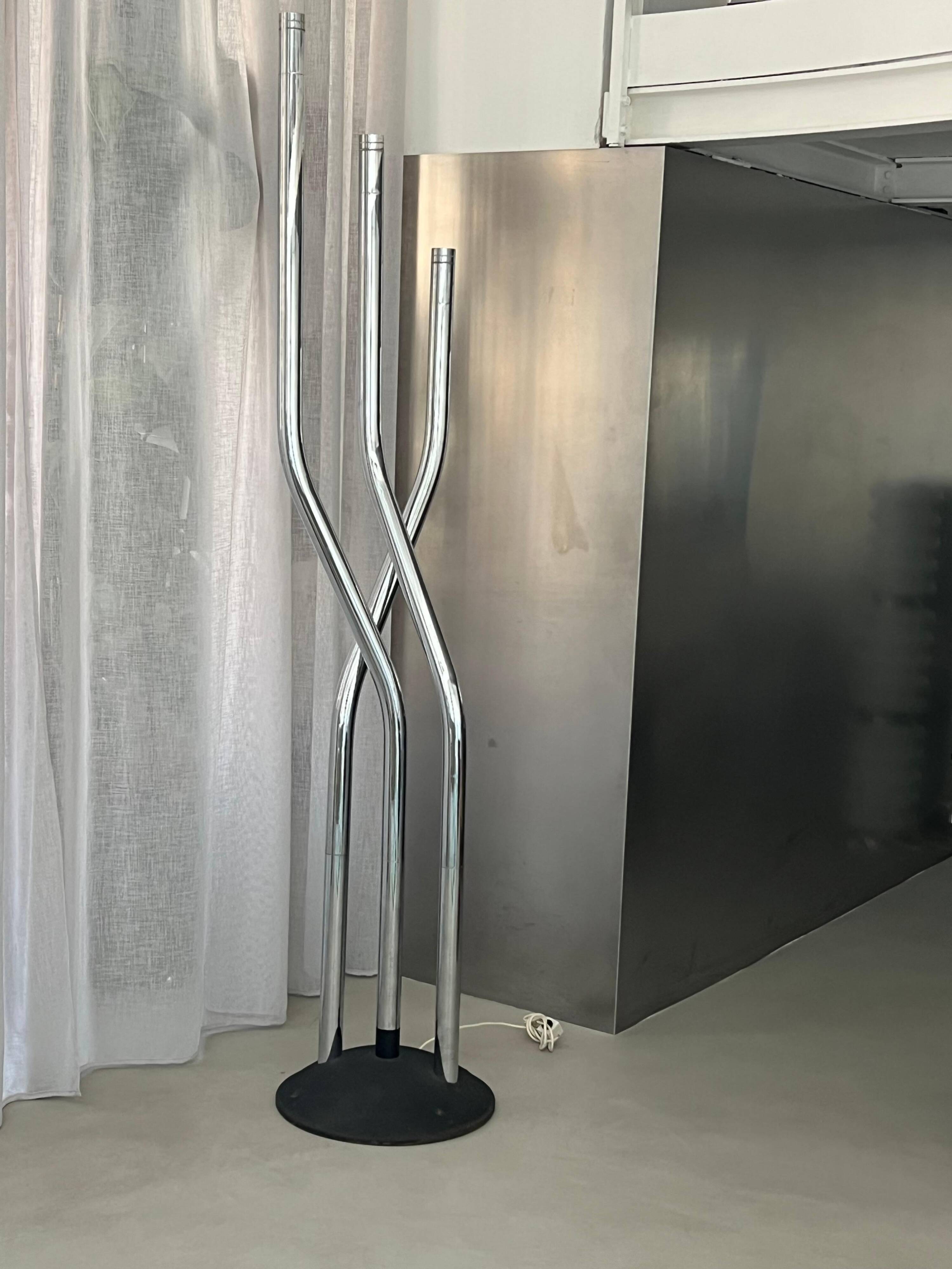 Massive Sculptural Chromed Floor Lamp, adjustable arms, Italian Collectible