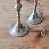 Paire de bougeoirs en laiton dorée