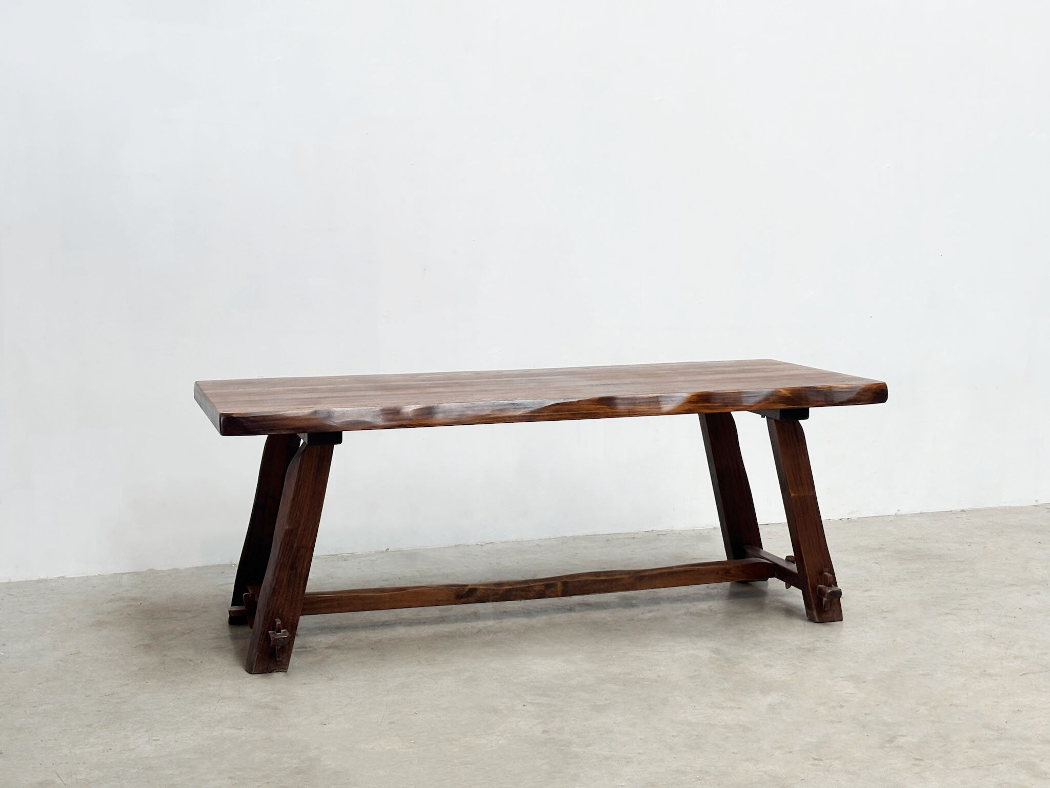 Dining table by Aranjou