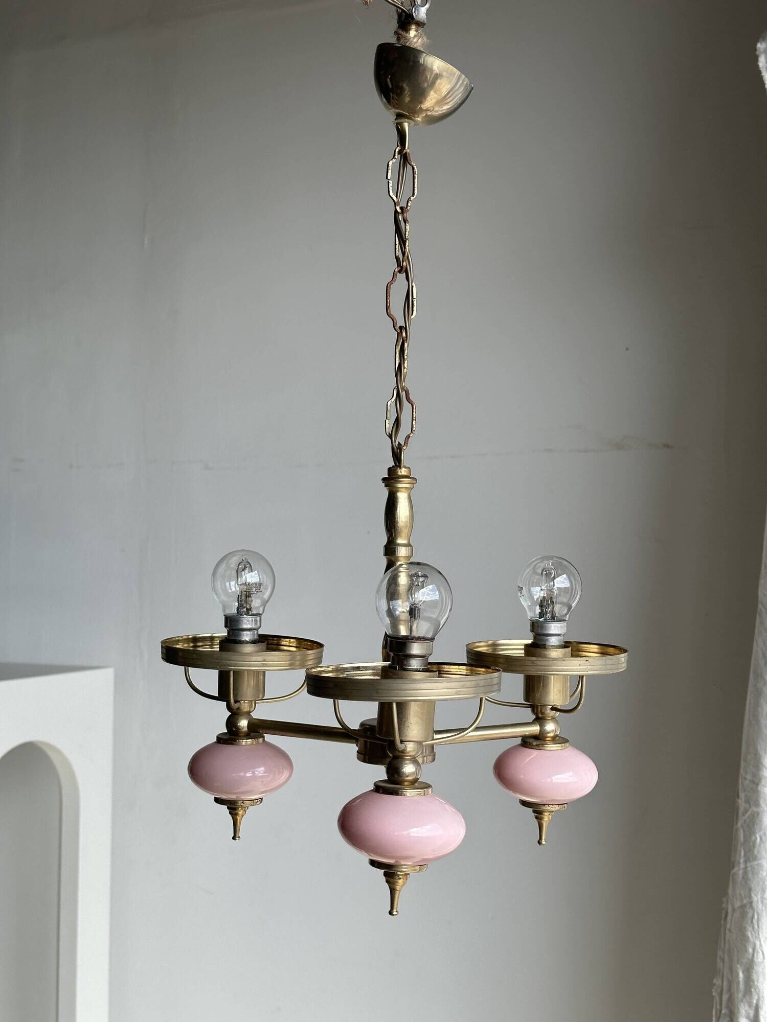 Petit lustre rose et doré à 3 bras de lumières