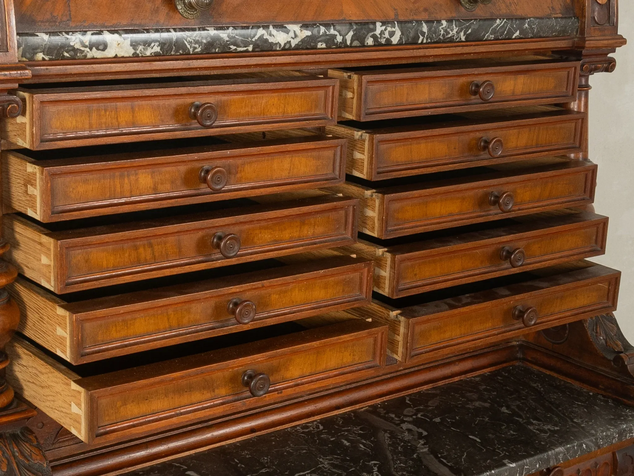 Cabinet de dentiste historique élaboré dans le style néo-renaissance