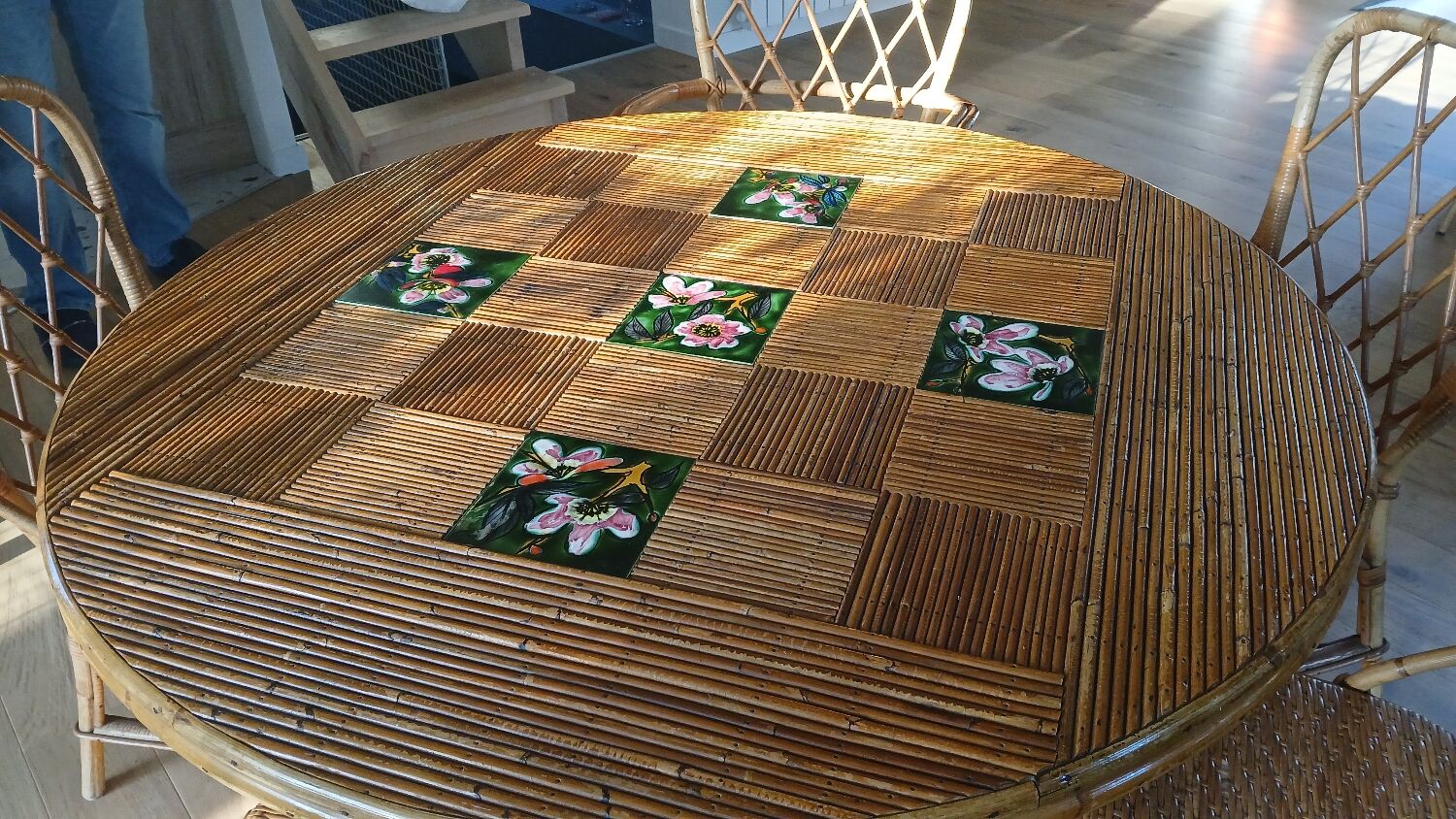 Round dining table Audoux Minet with 4 chairs and 2 armchairs.