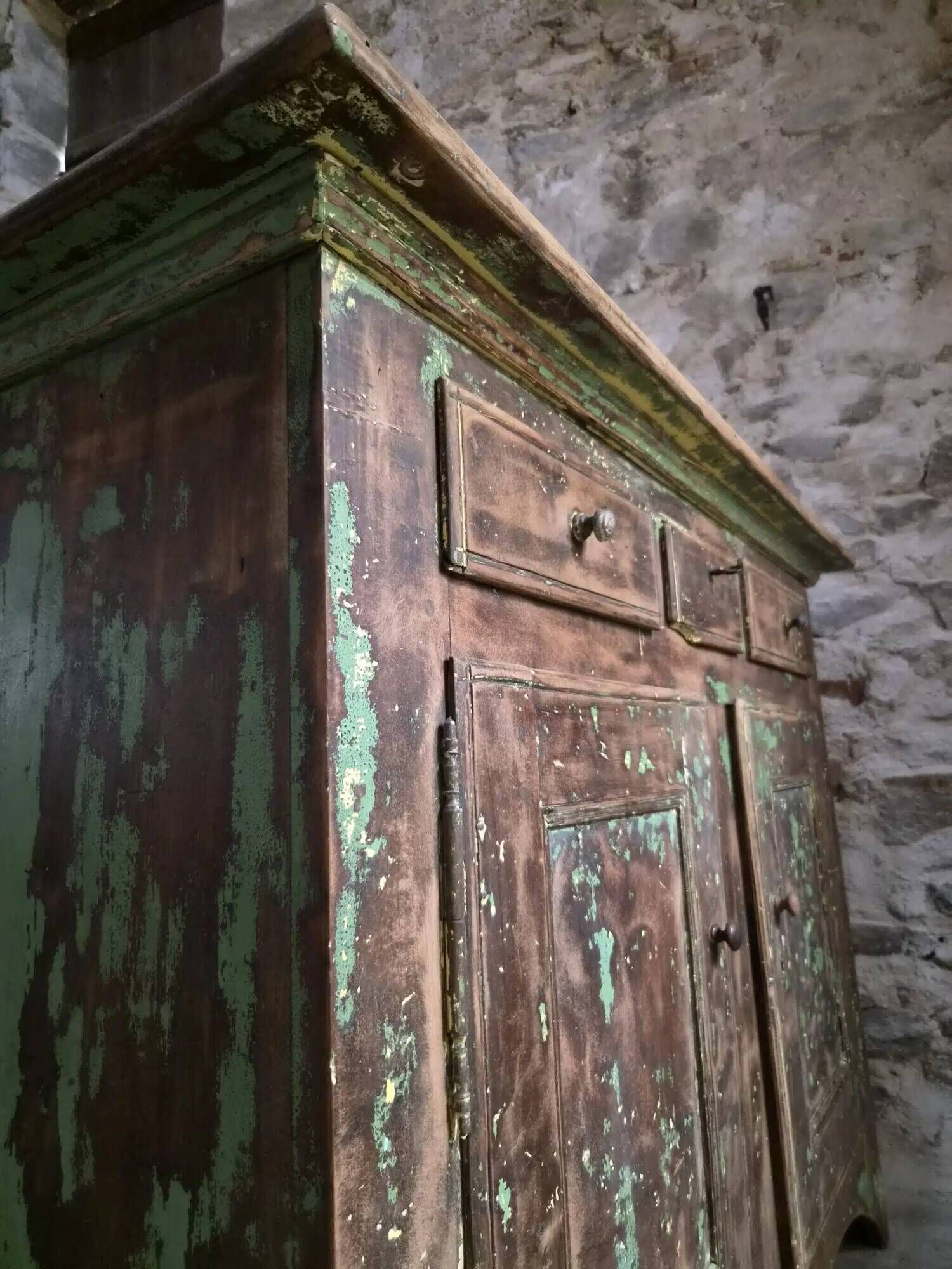 French rustic buffet in walnut, 18th century, 3 drawers and 2 doors.