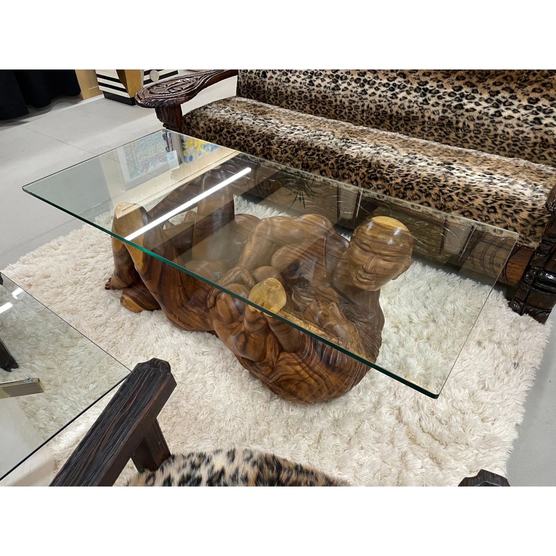 Table basse en bois exotique de monkey pod sculptée à la main représentant un couple enlacé.