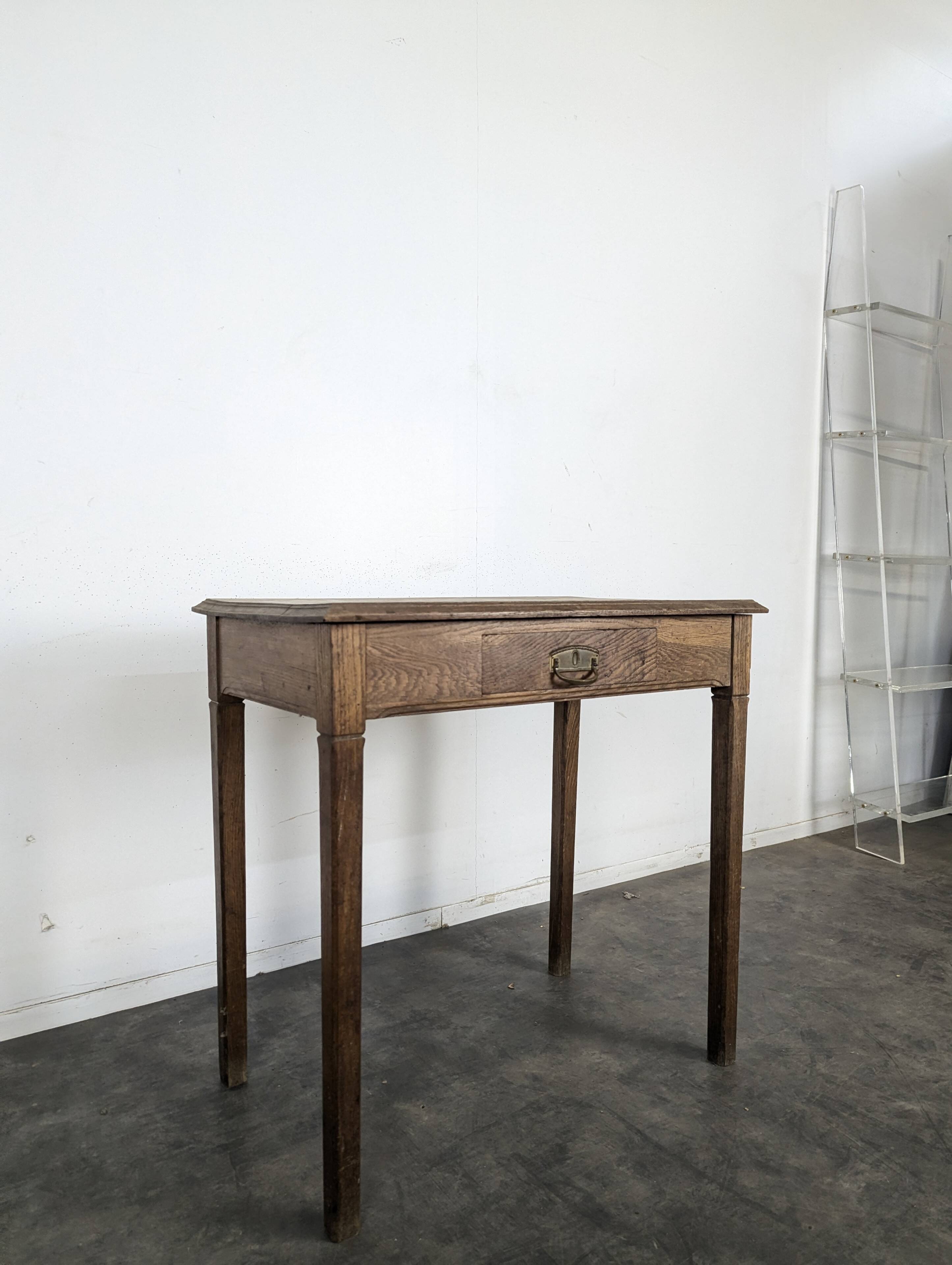Small oak side table with one drawer, 19th-century tapered legs.