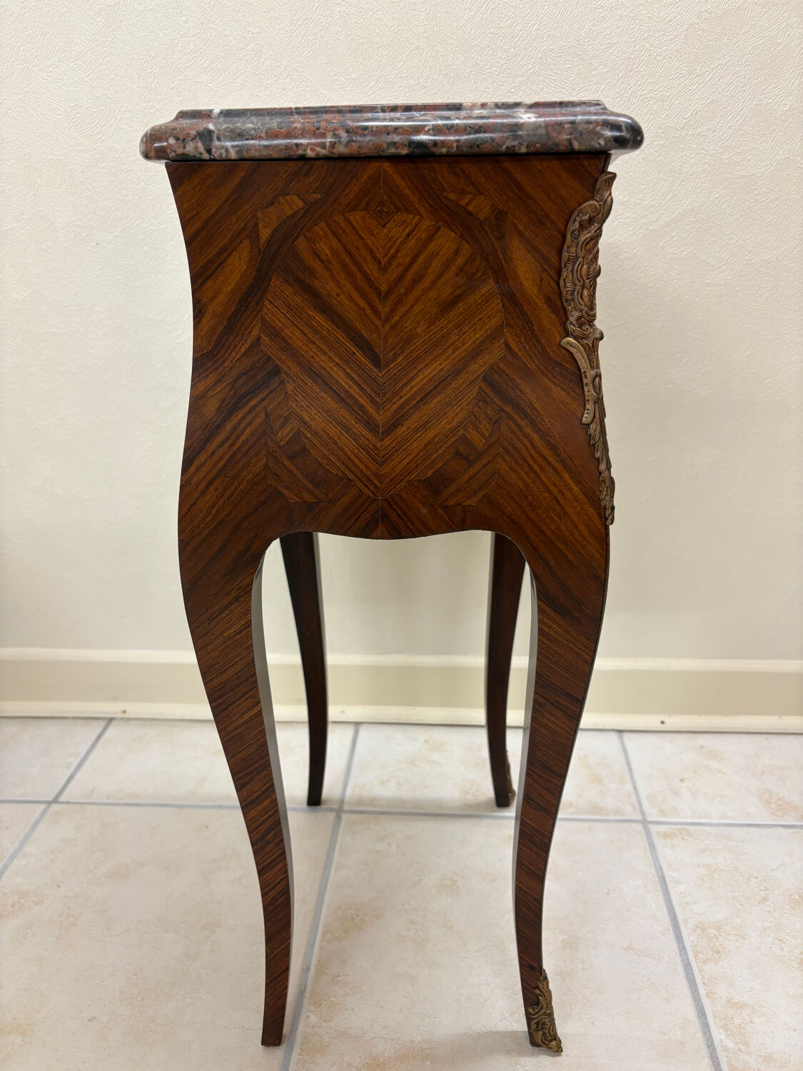 Commode. Avec plateau en marbre.