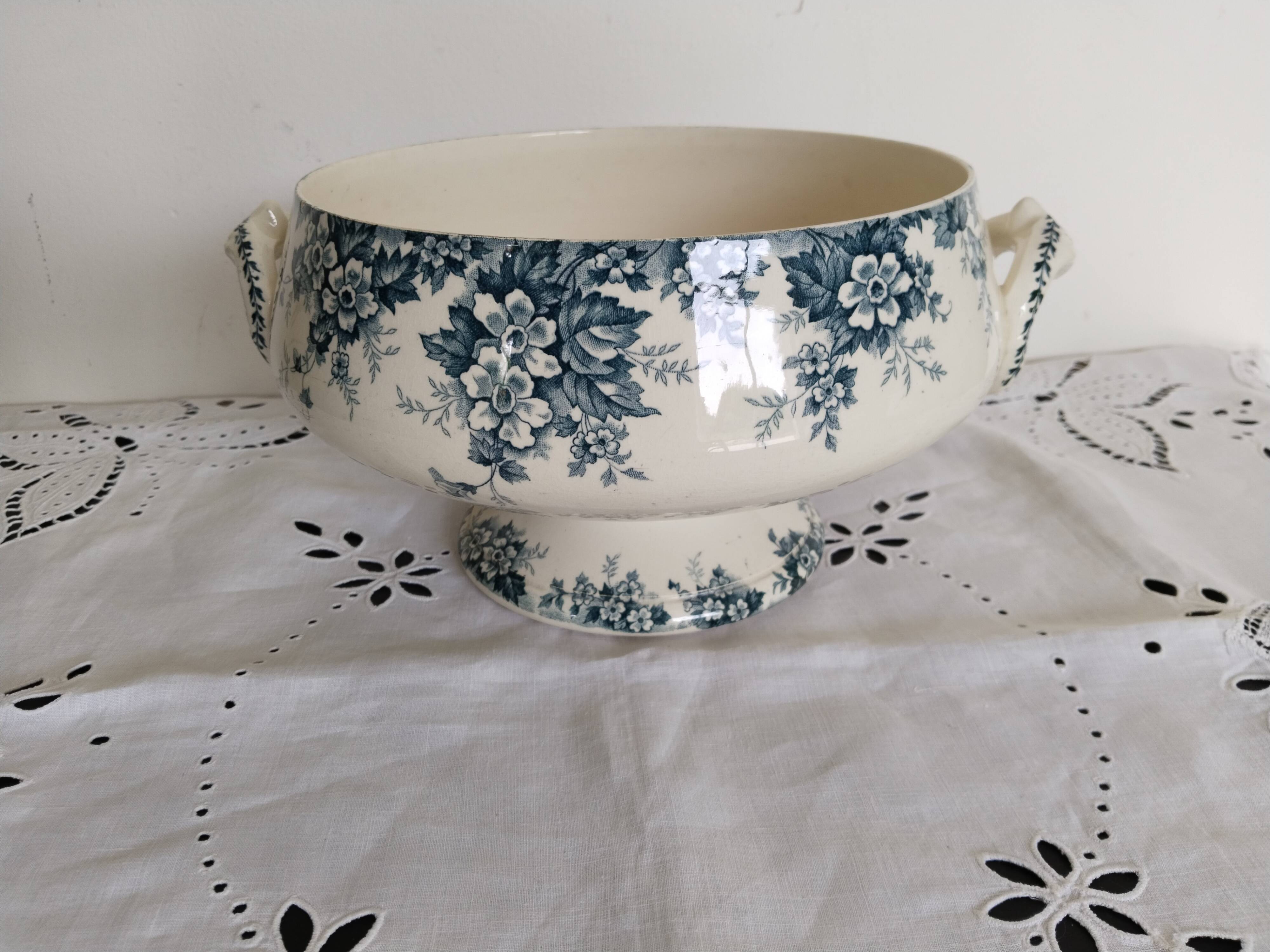 Saladier ou soupière ancien en faïence Saint Amand  , modèle Marie-Louise