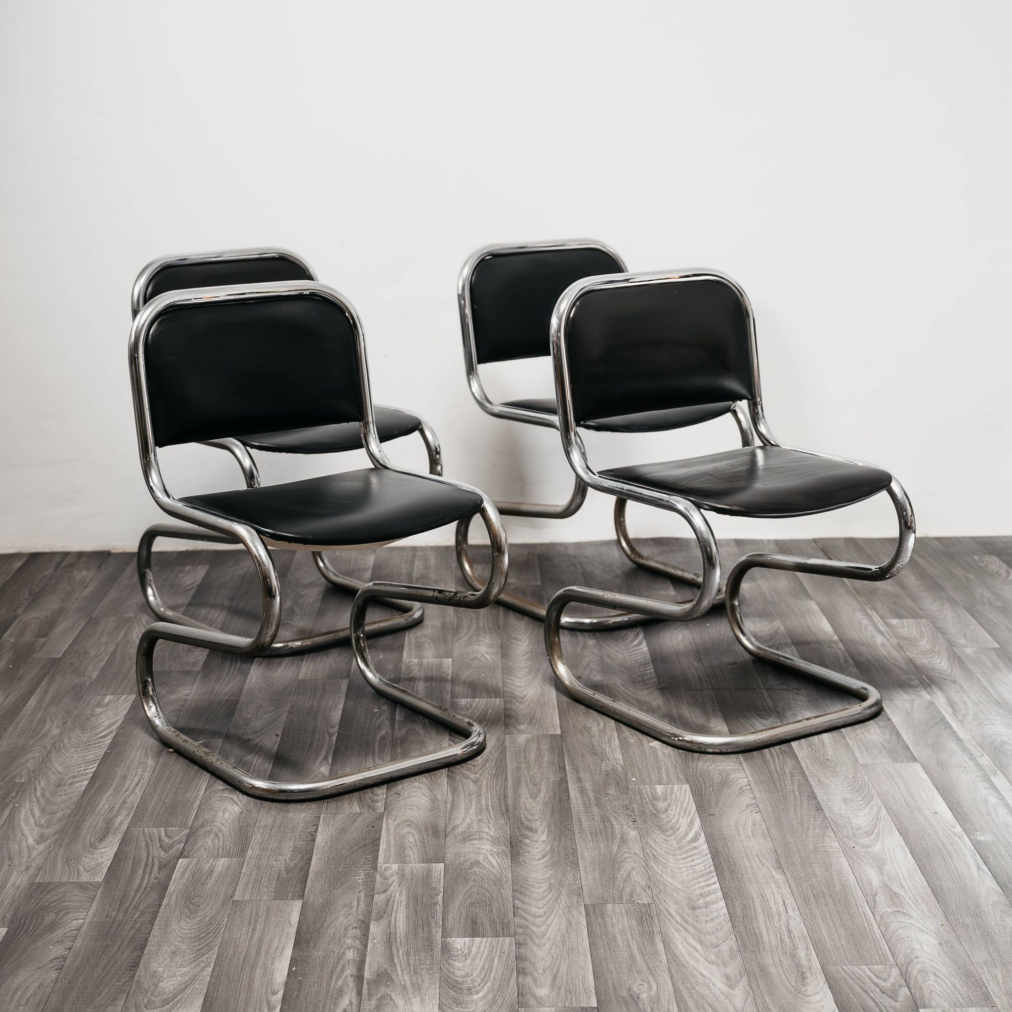 Ensemble de 4 chaises à bascule en acier chromé design années 80 vintage moderne.