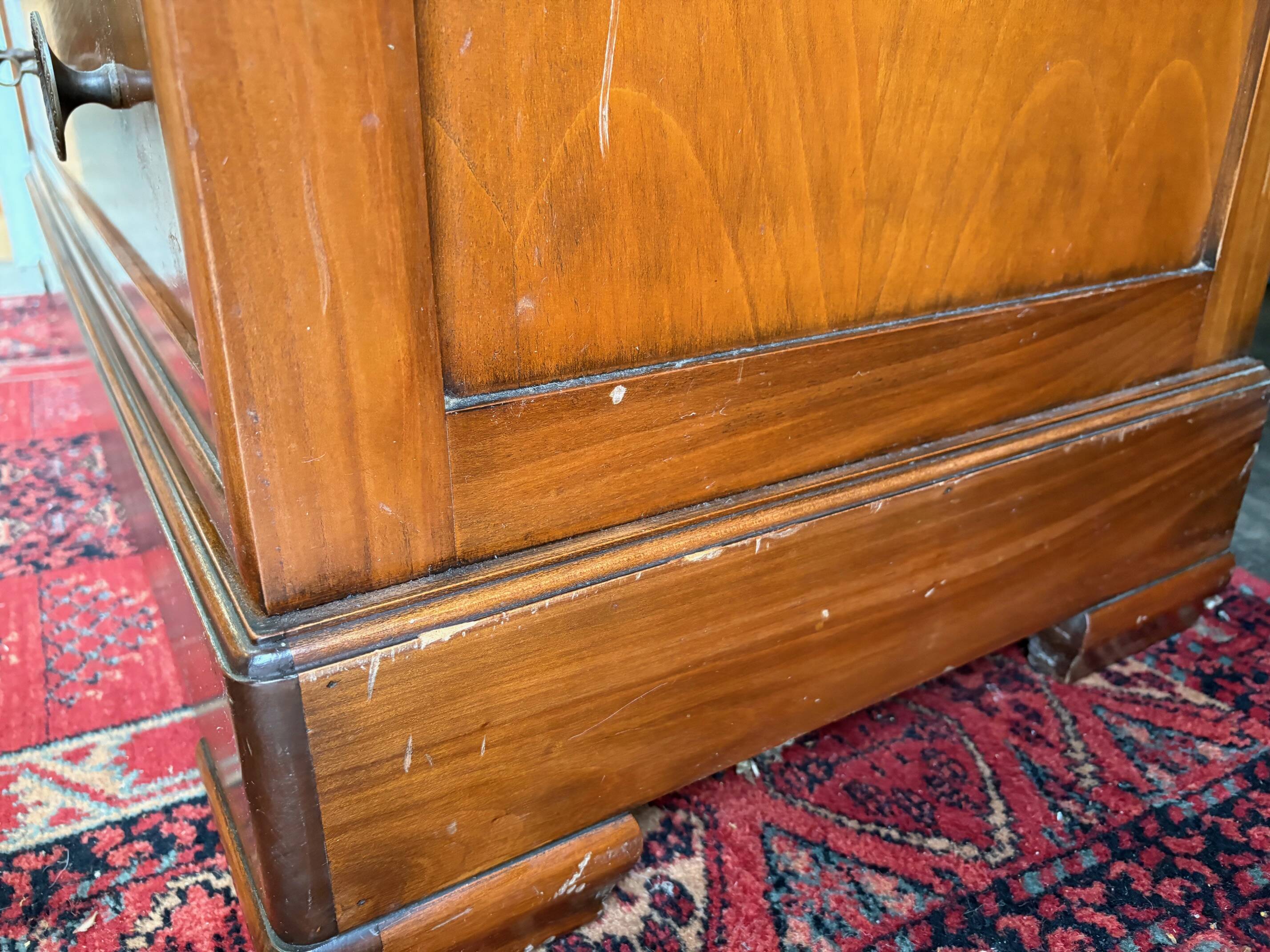 Commode style Louis-Philippe en bois massif