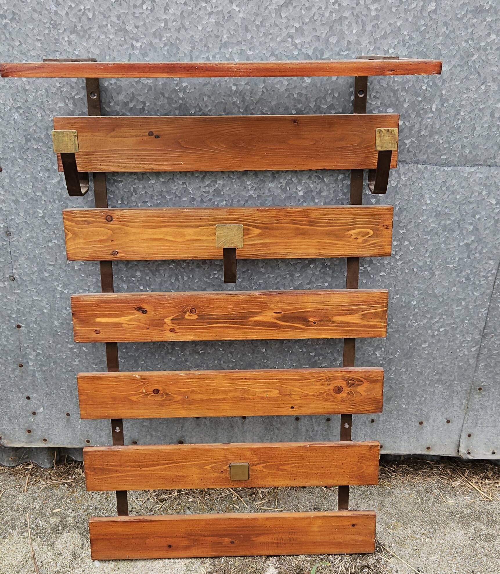 Wall-mounted coat rack in iron and wooden slats