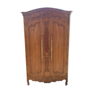 Louis XV Nantaise wardrobe carved with grape clusters, gendarme hat in fine cherry wood, late 19th century.