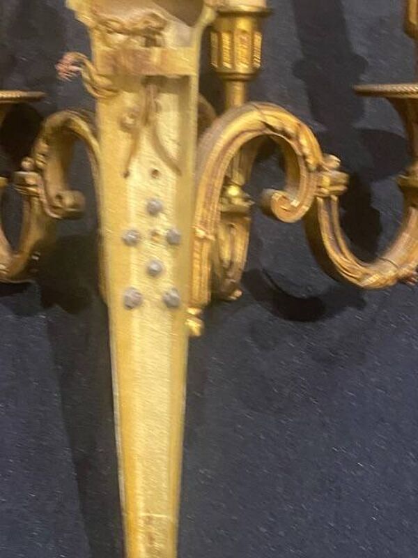 Paire d'appliques en bronze doré à trois lumières style Louis XVI