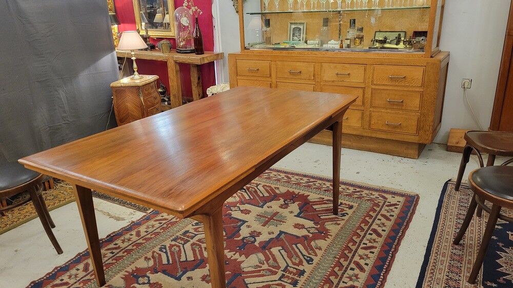 Extendable Scandinavian table