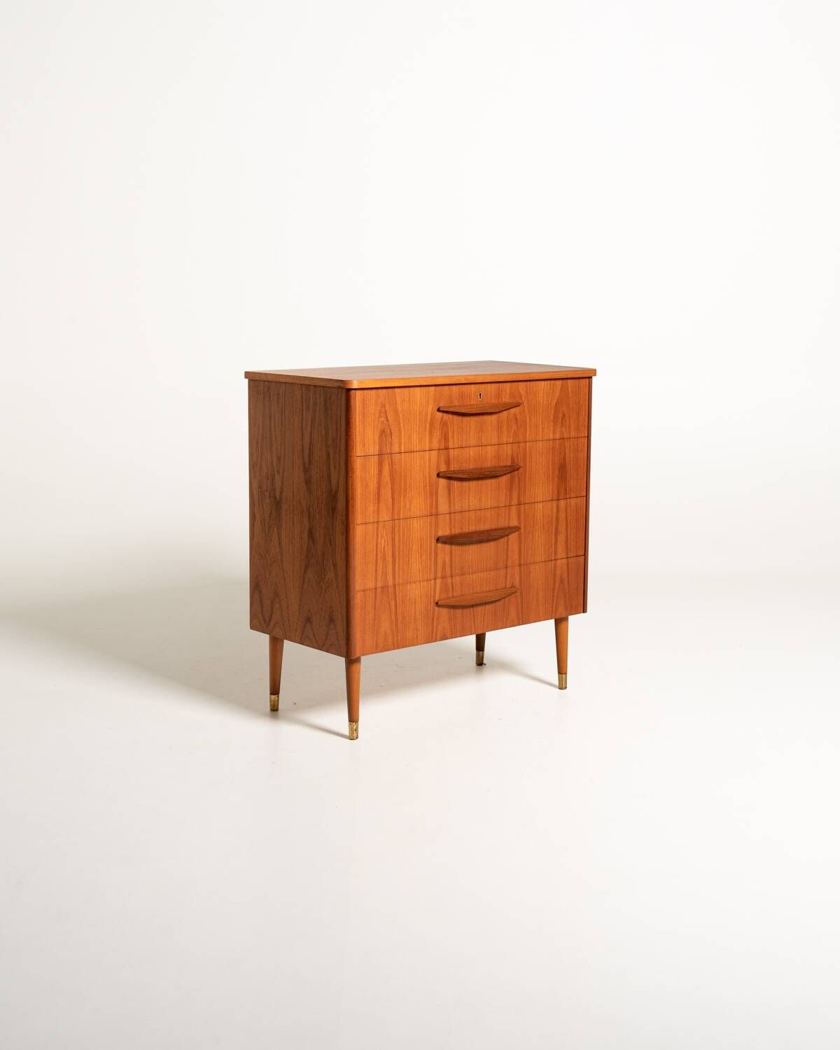 Commode en teck avec ferrules en laiton