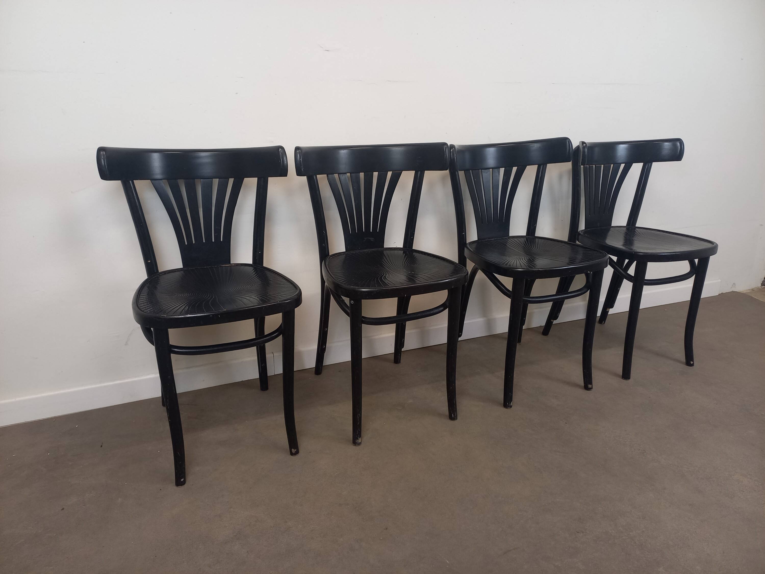 4 chaises bistrot noires