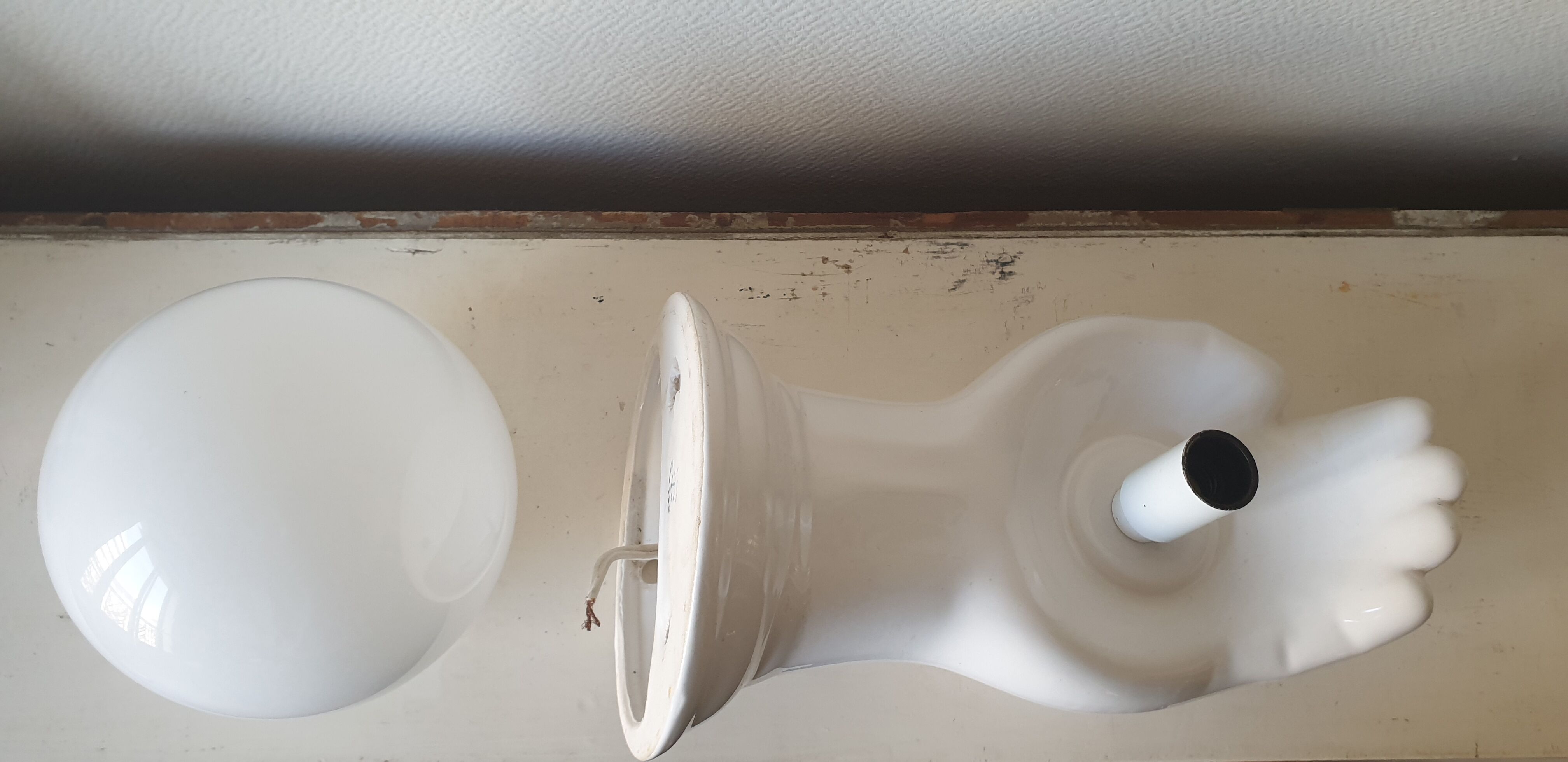 Hand-shaped ceramic and opaline globe, signed delfts wit