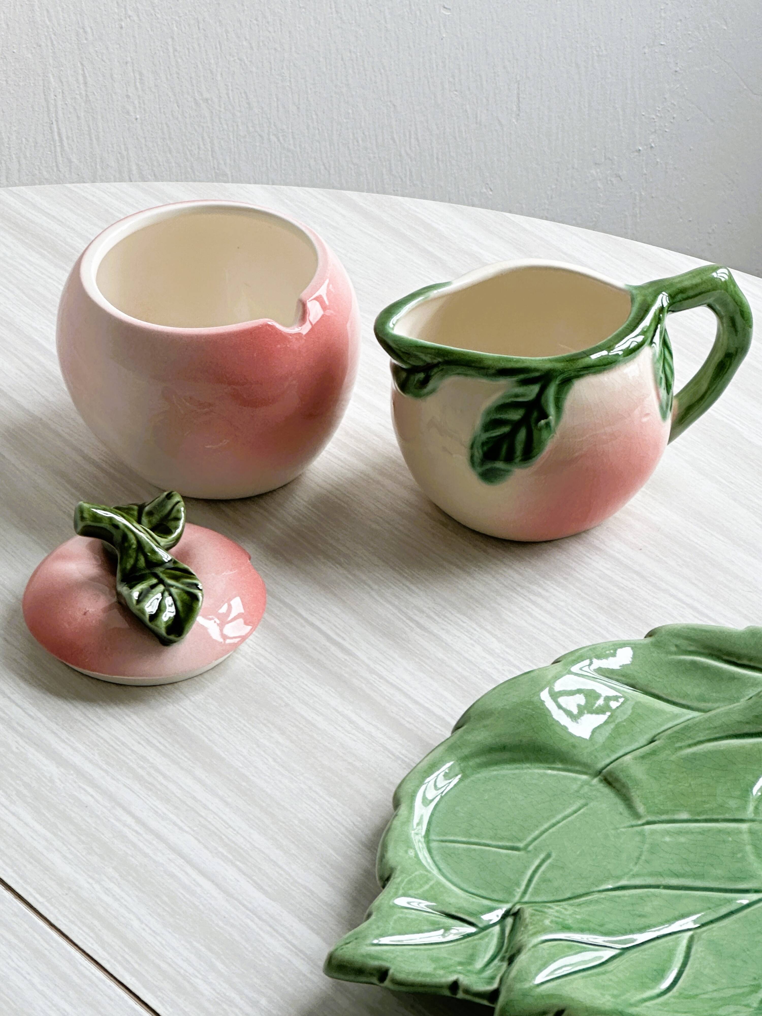 Saucière, sucrier et support en barbotine pêche rose.
