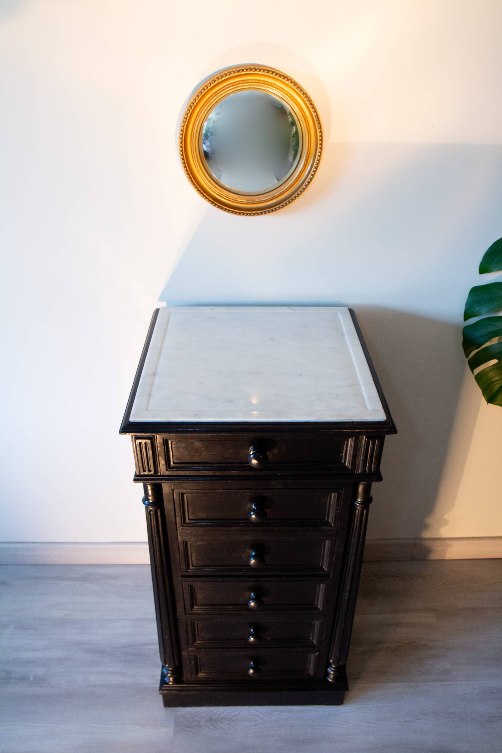 Chiffonnier d'époque Napoléon III, bois noirci et marbre blanc