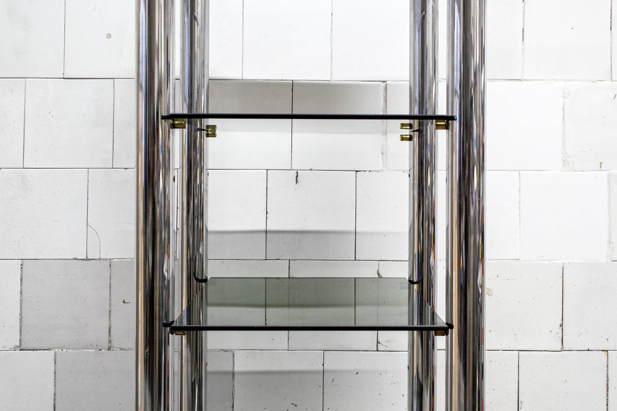 Libreria autoportante in acciaio cromato e vetro fumé, Italia, anni '70