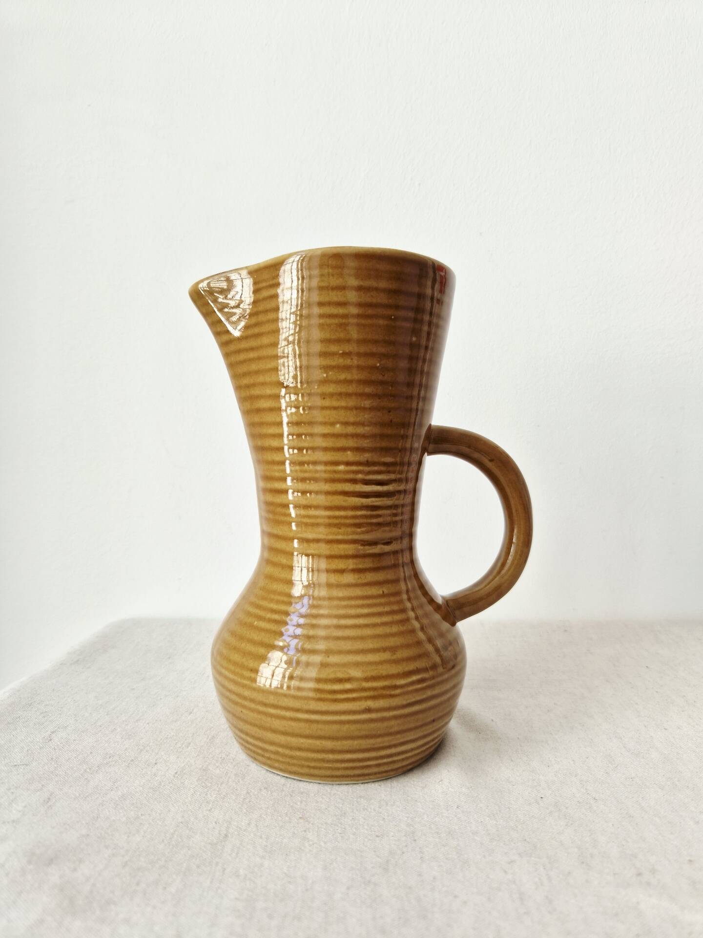 Pichet, carafe Digoin en grès émaillé miel, 1950-60
