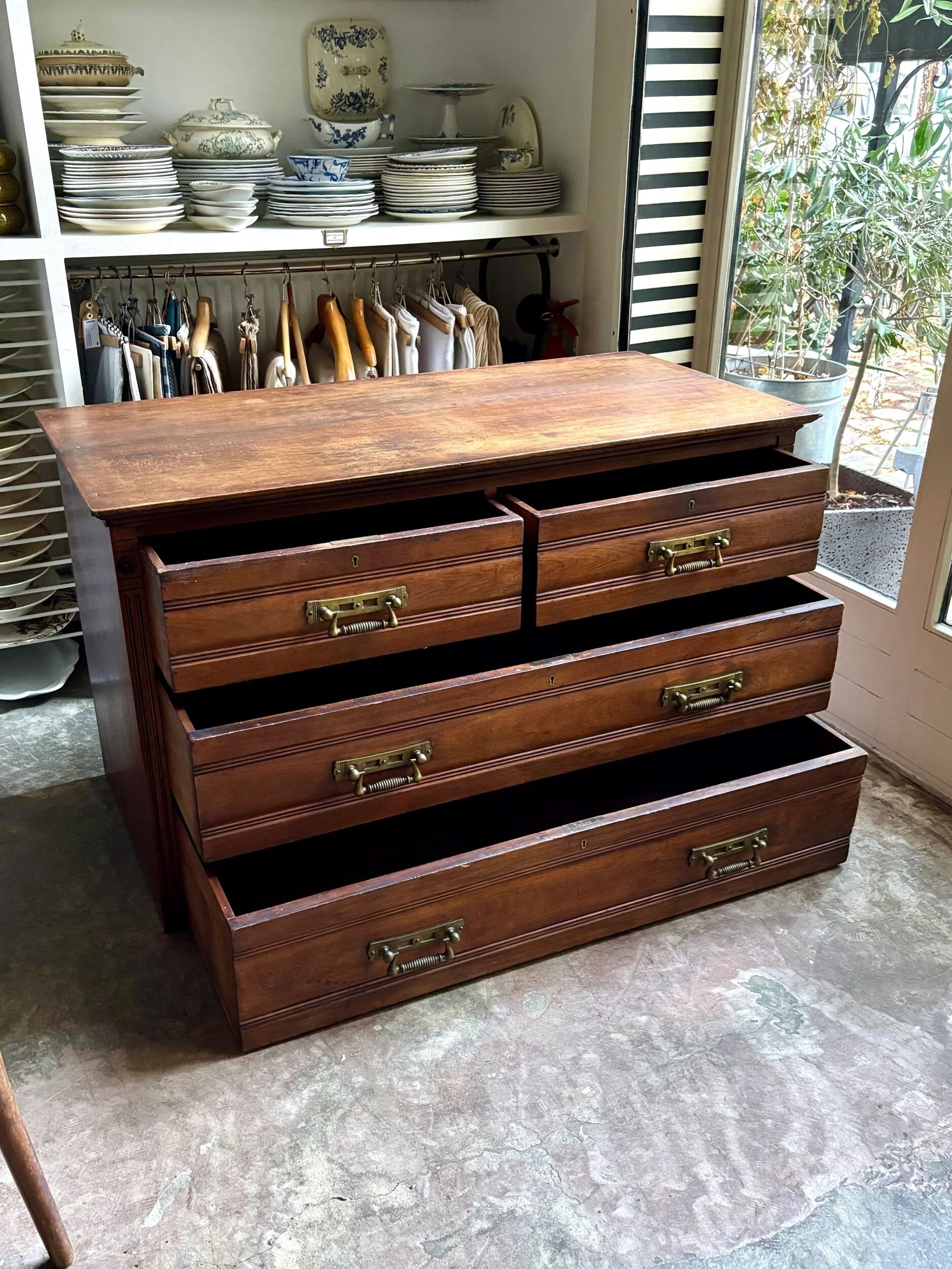 Commode anglaise Hobbs & Co 4 tiroirs en bois foncé